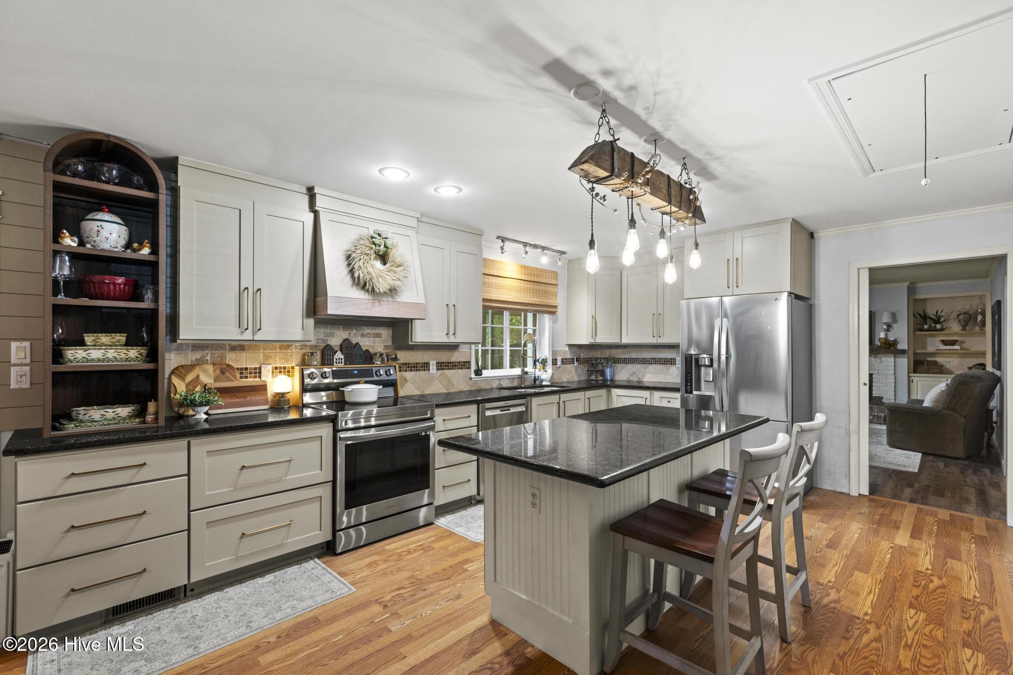 100569223 | Photo 15