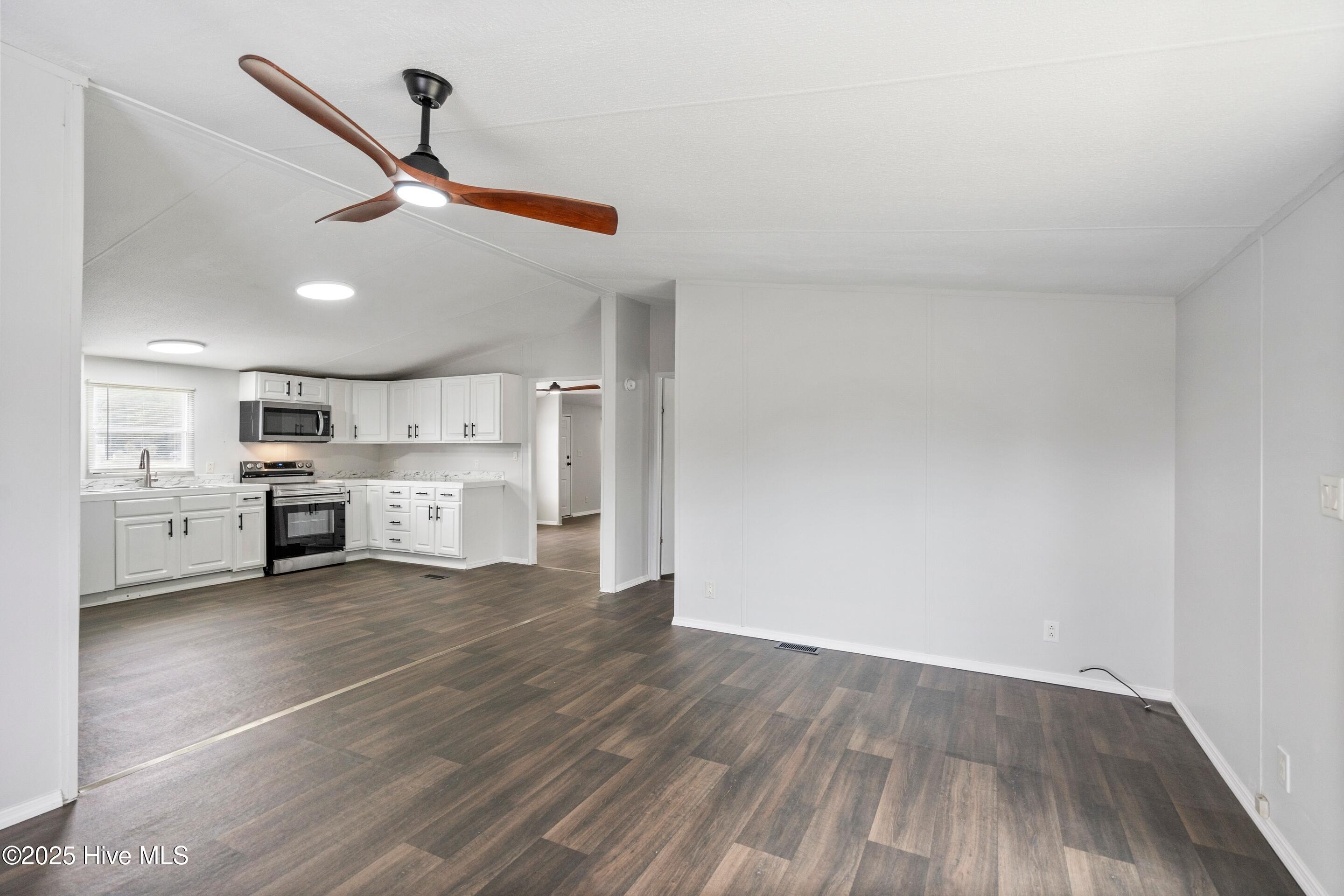 100535614 | Photo 12