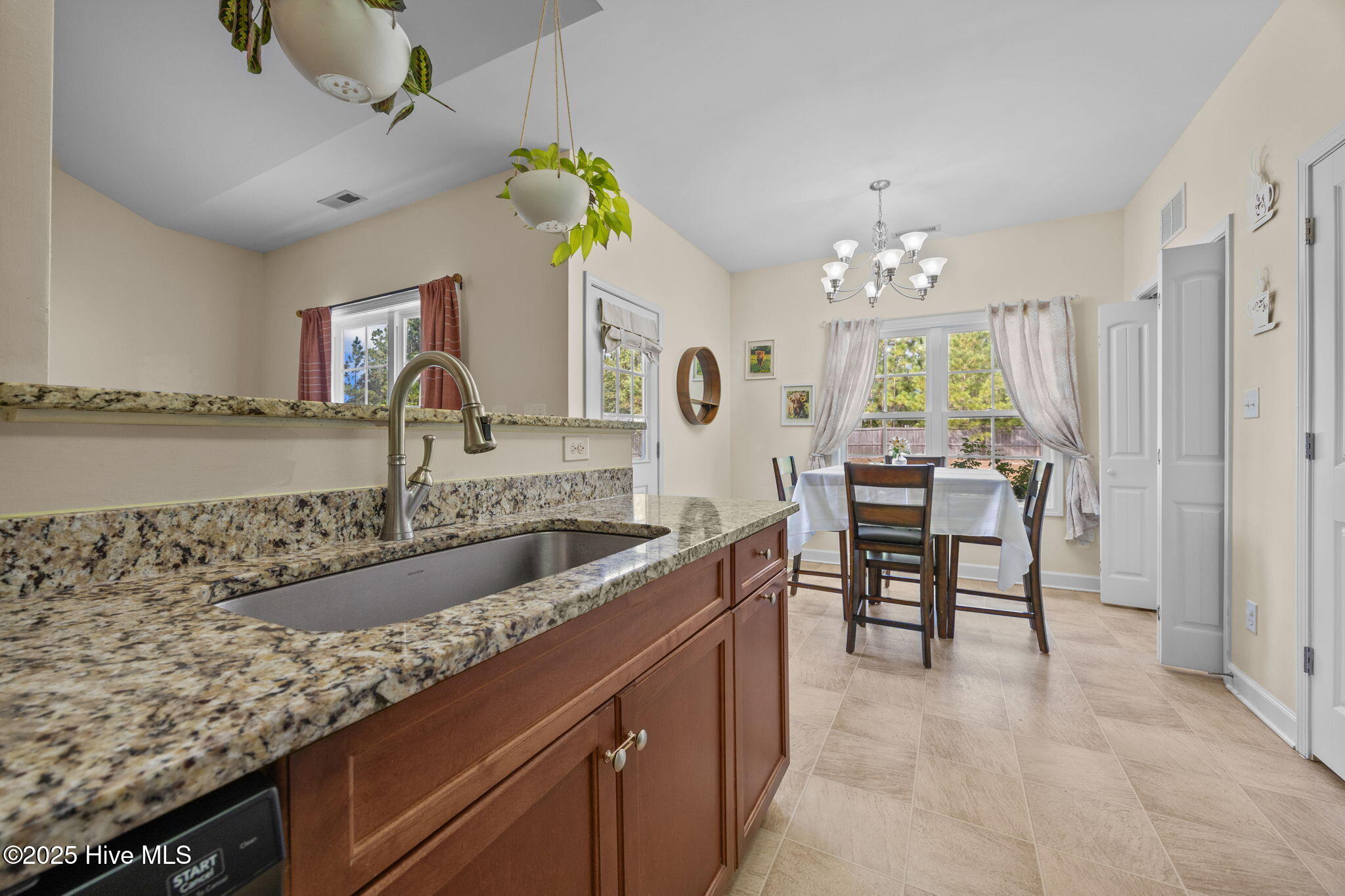 100535331 | Photo 12