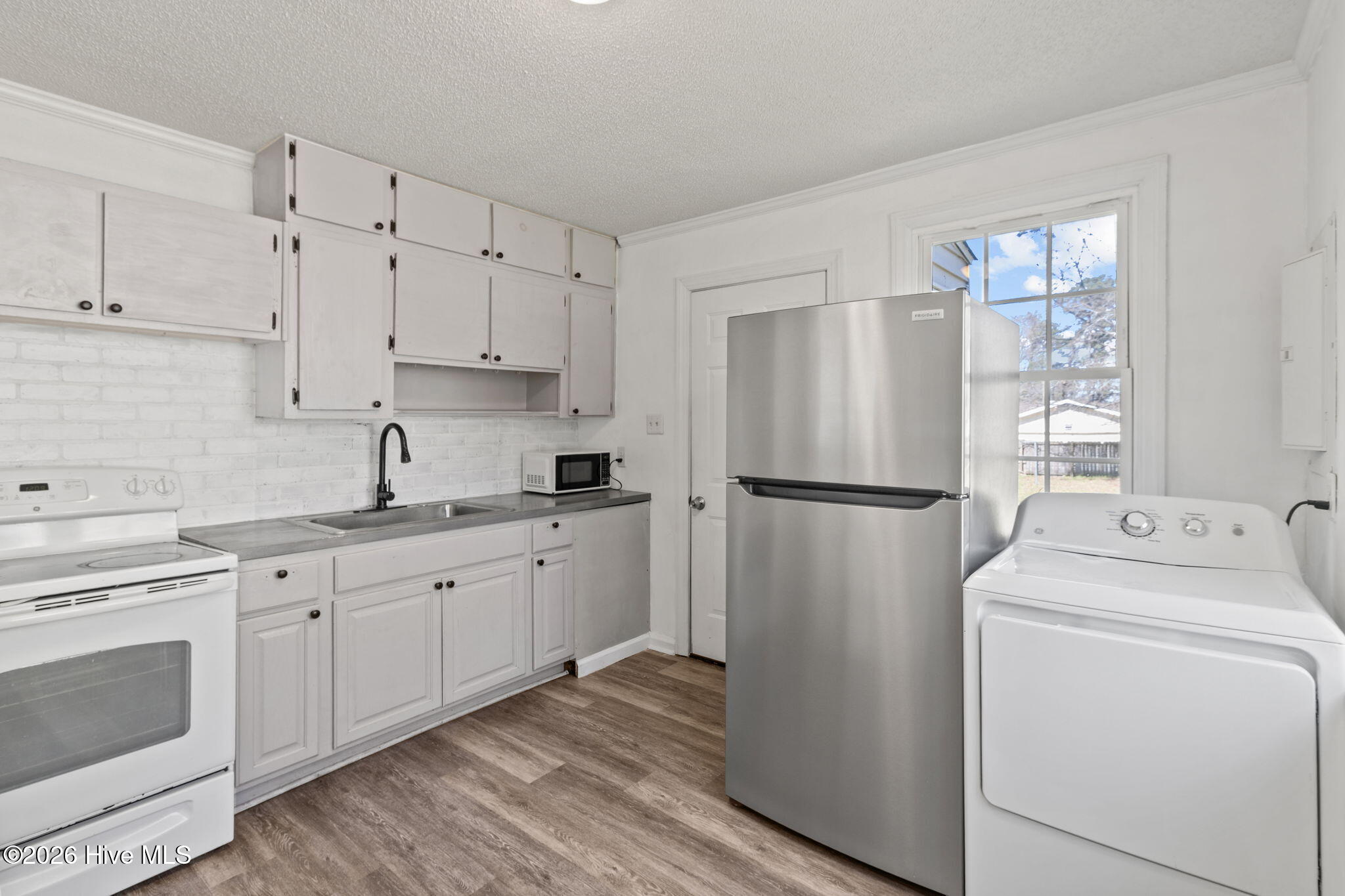 100561067 | Photo 16