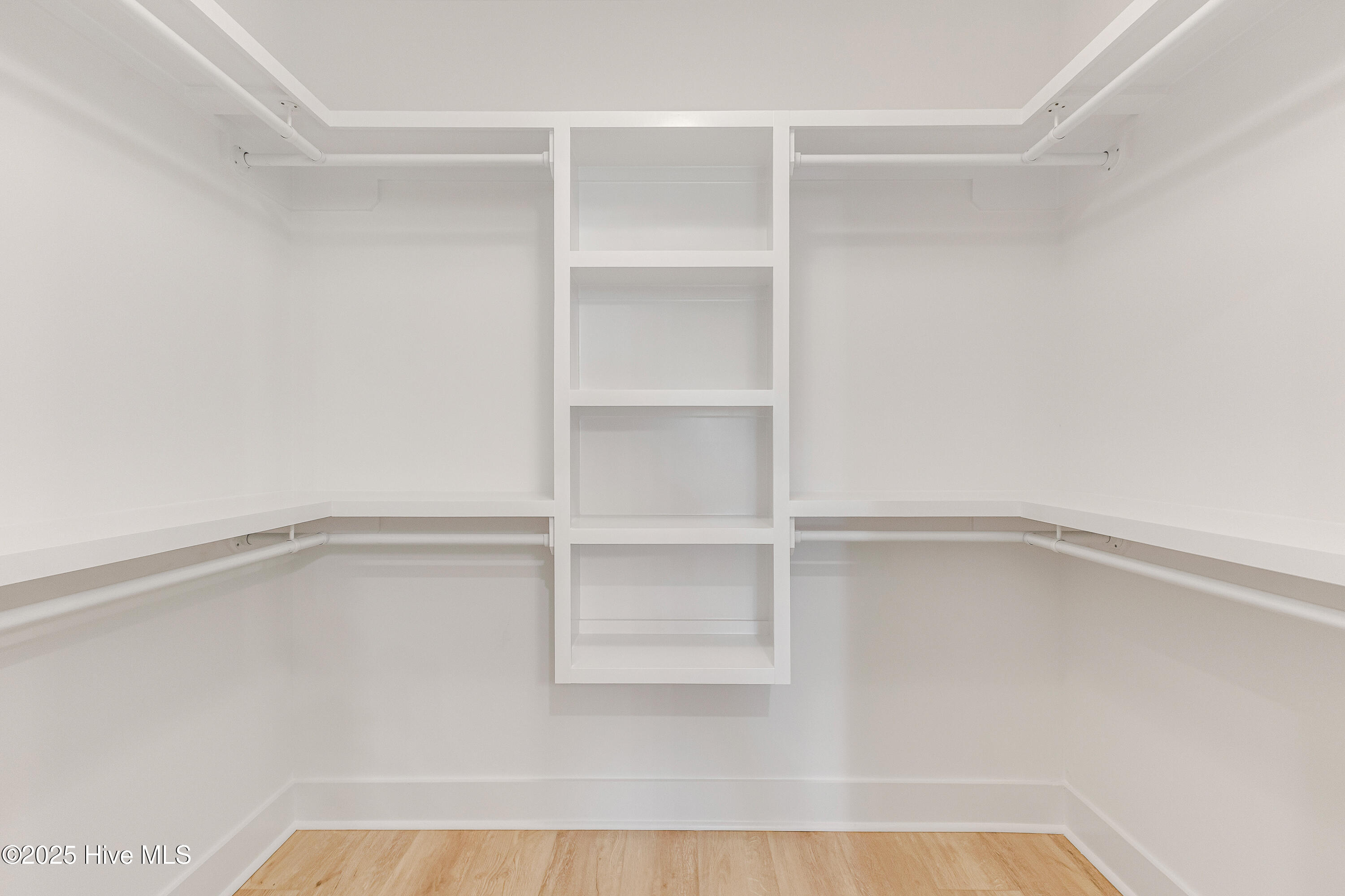 100533069 | Photo 28