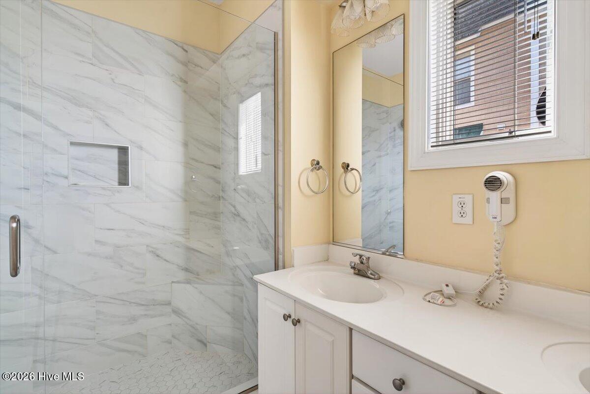 100552949 | Photo 21