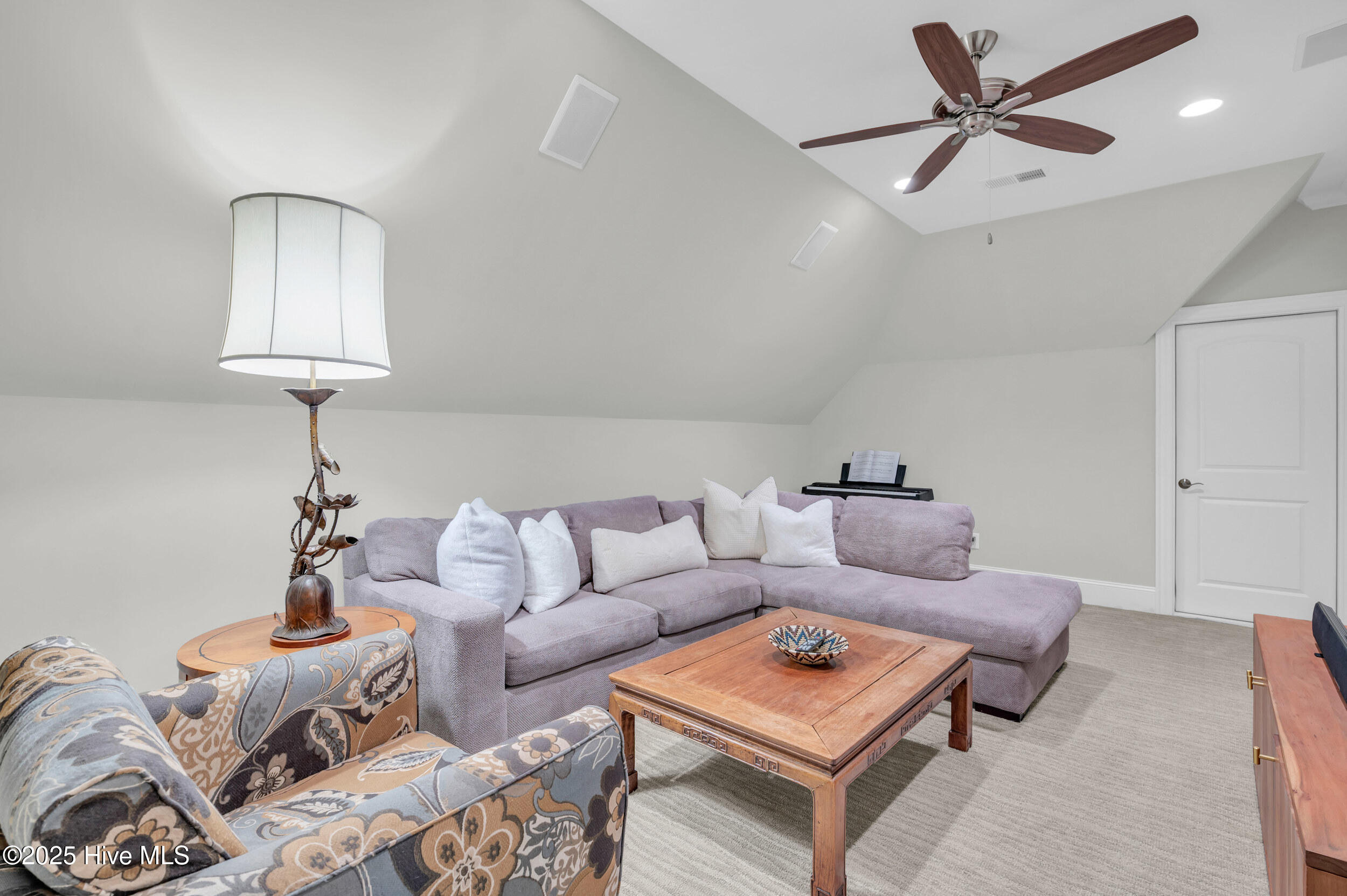 100536582 | Photo 35