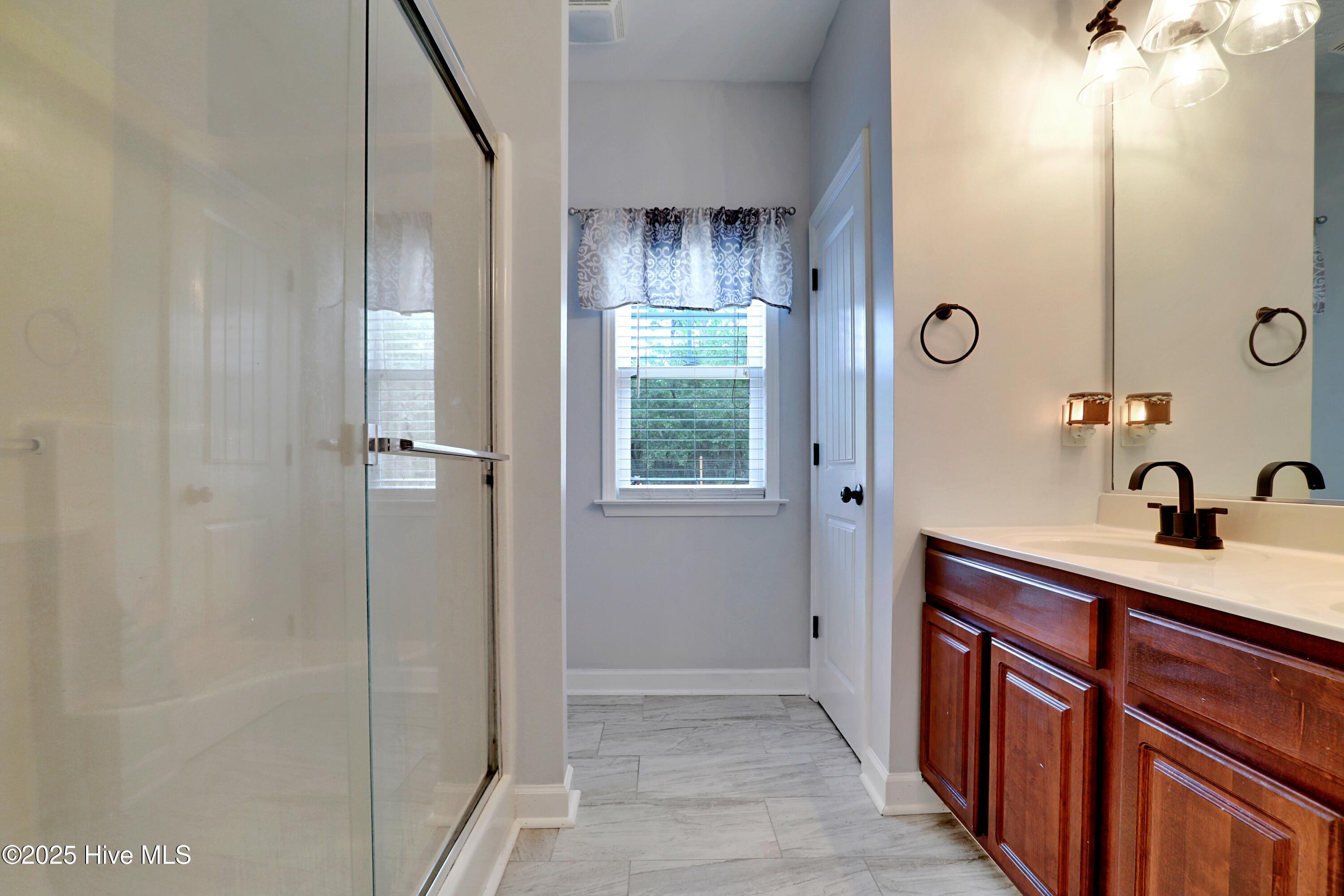 100525620 | Photo 19