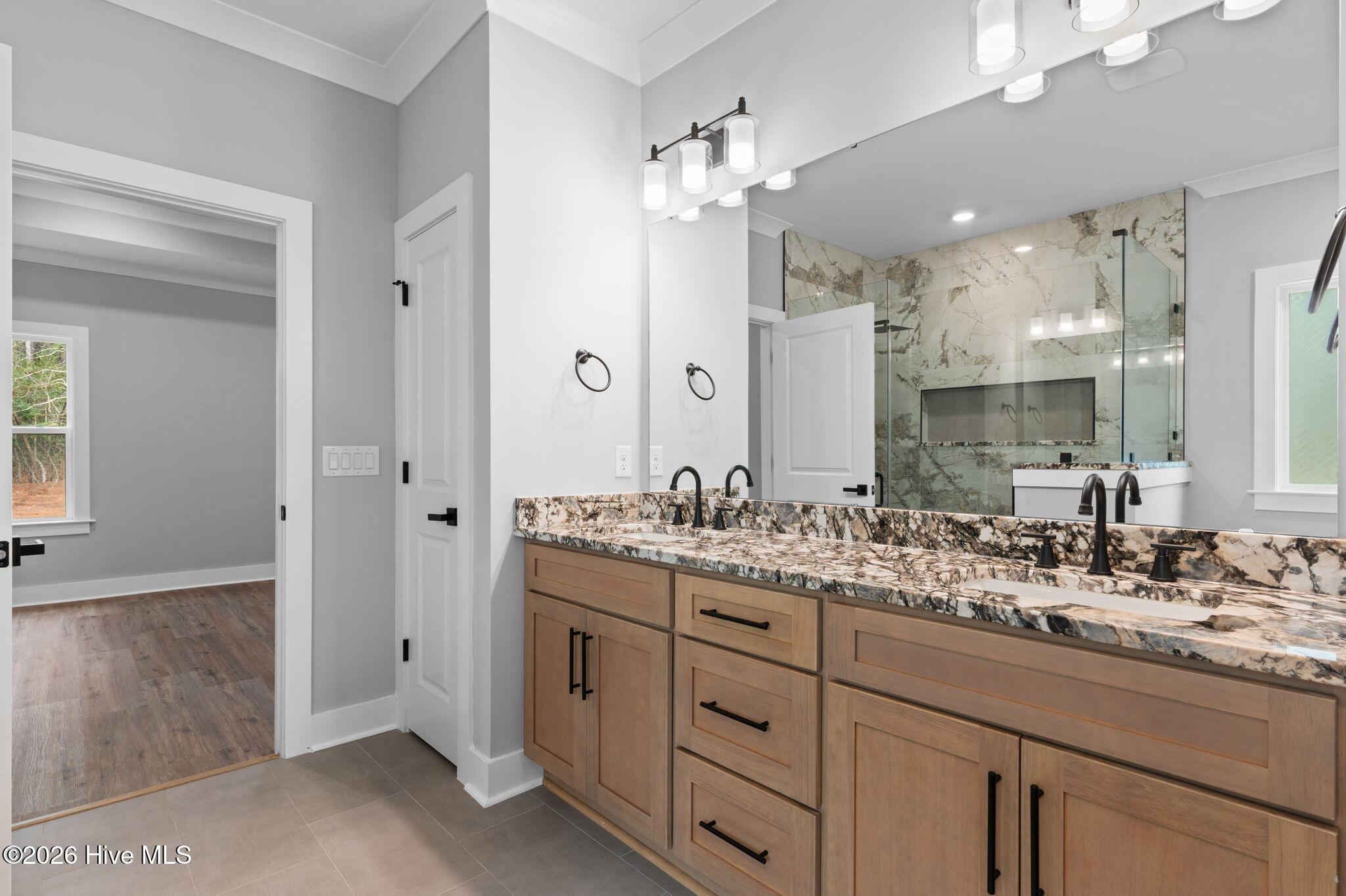 100557701 | Photo 17