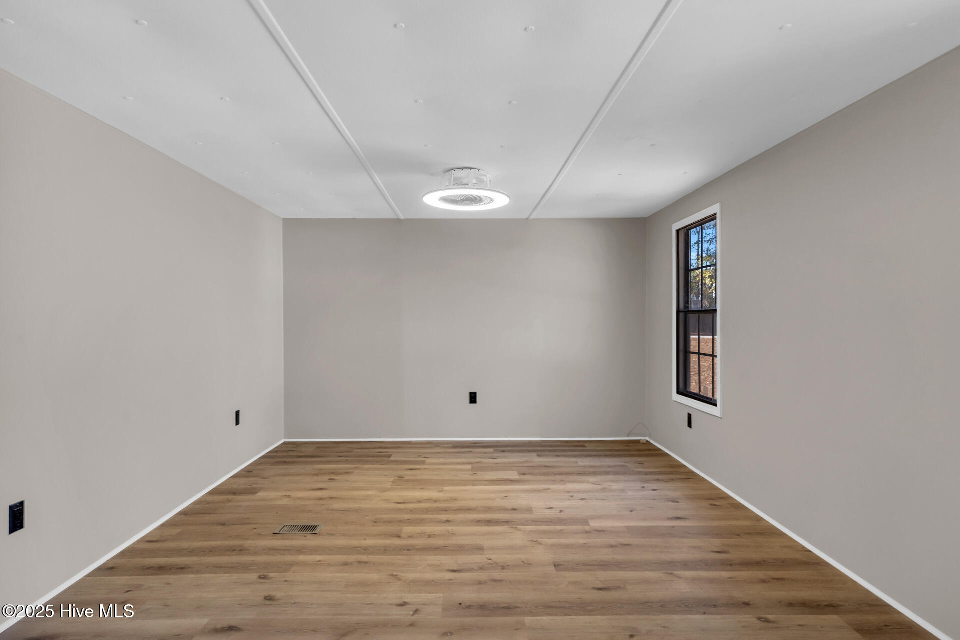 100503188 | Photo 14