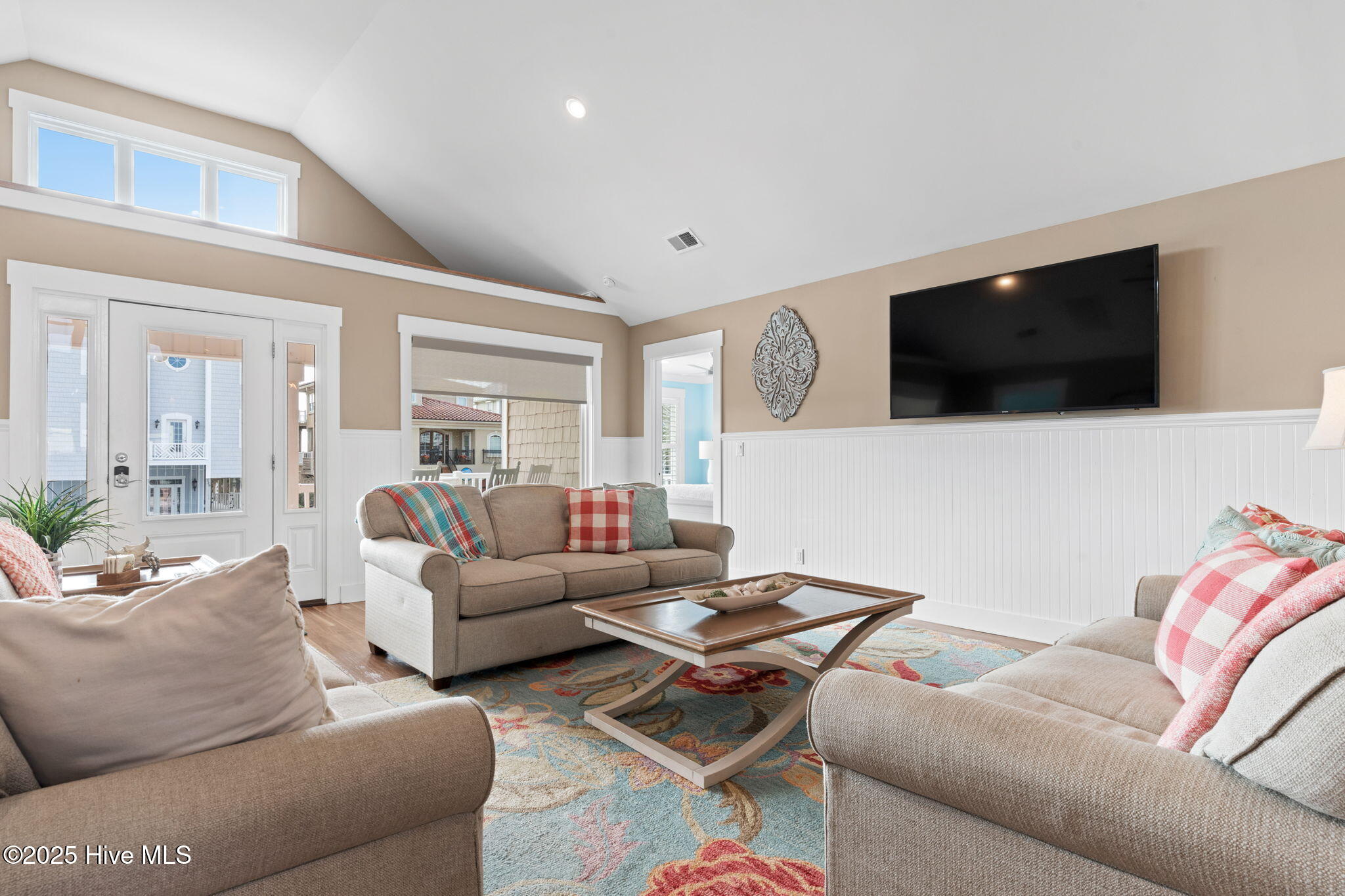 100541677 | Photo 15