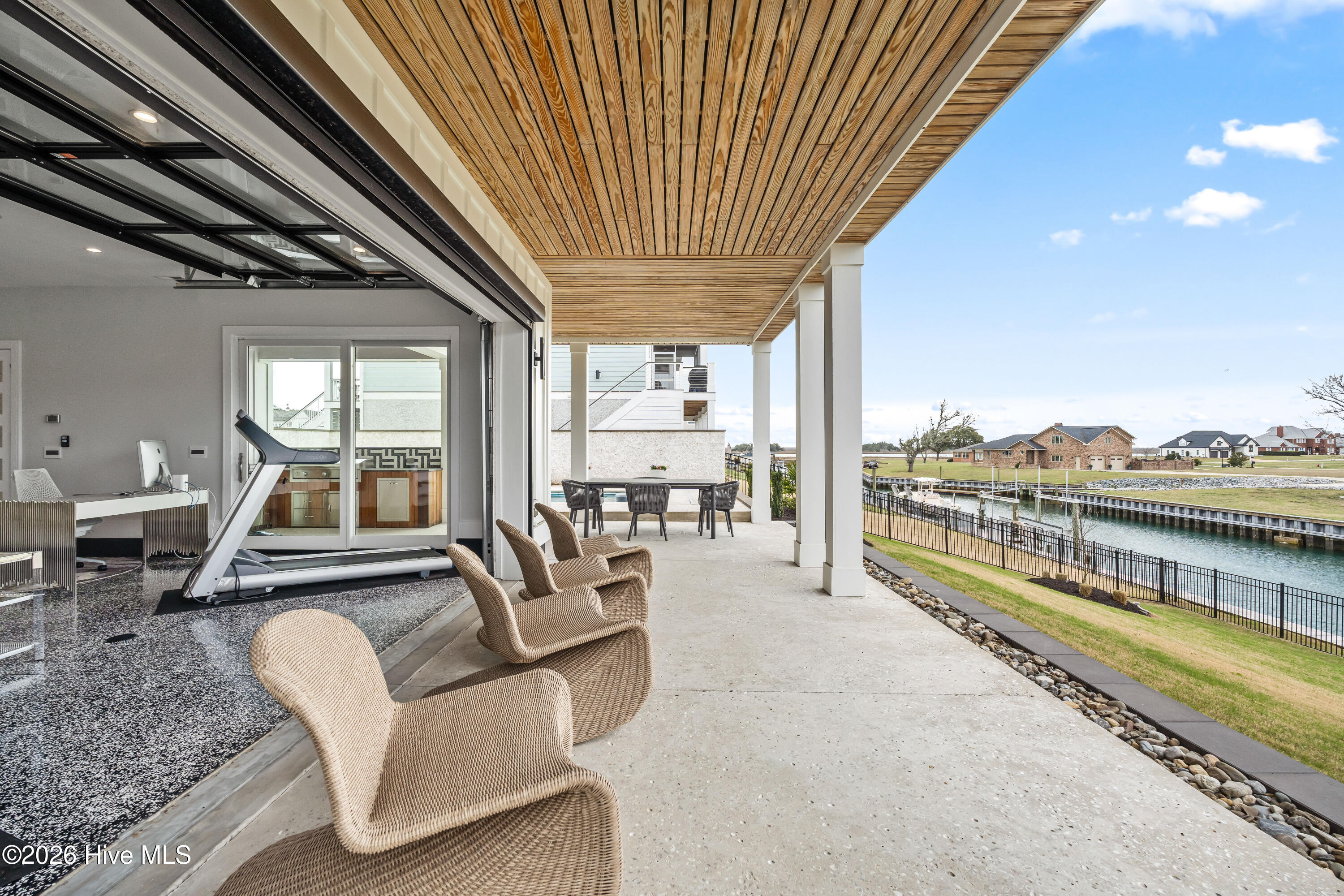 100567165 | Photo 76