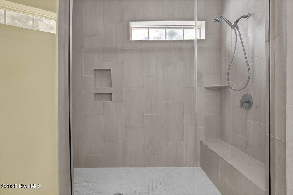 100513085 | Photo 24