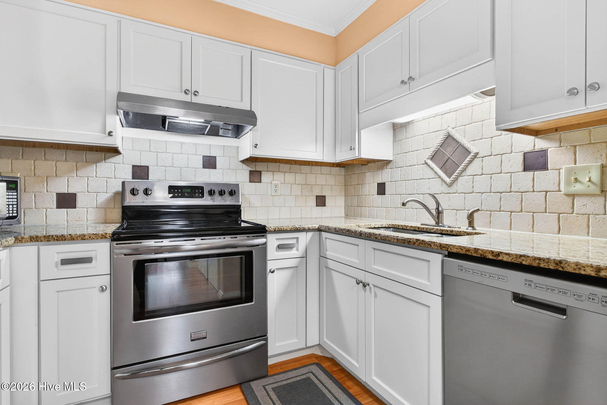 100562824 | Photo 25