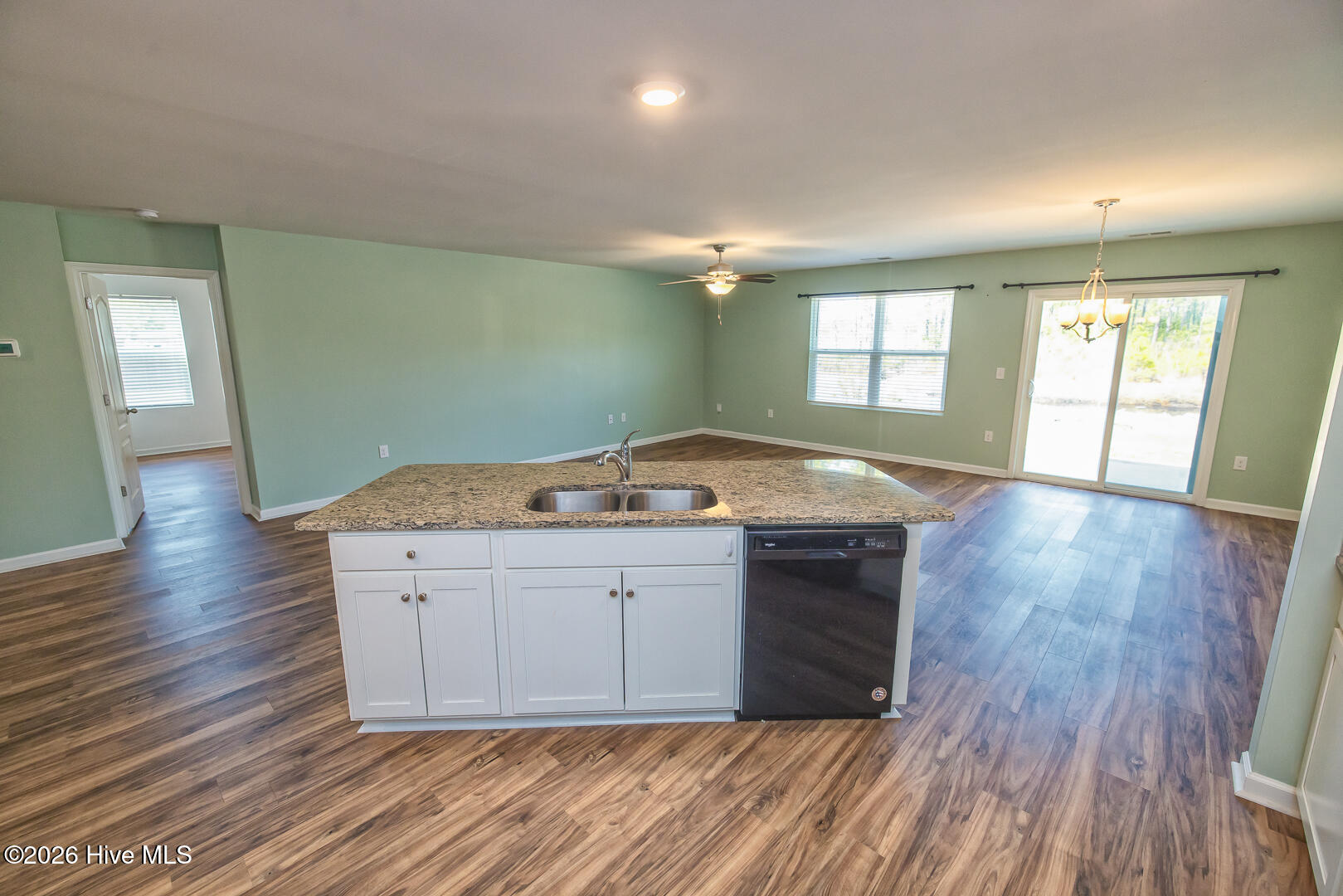 100558342 | Photo 61