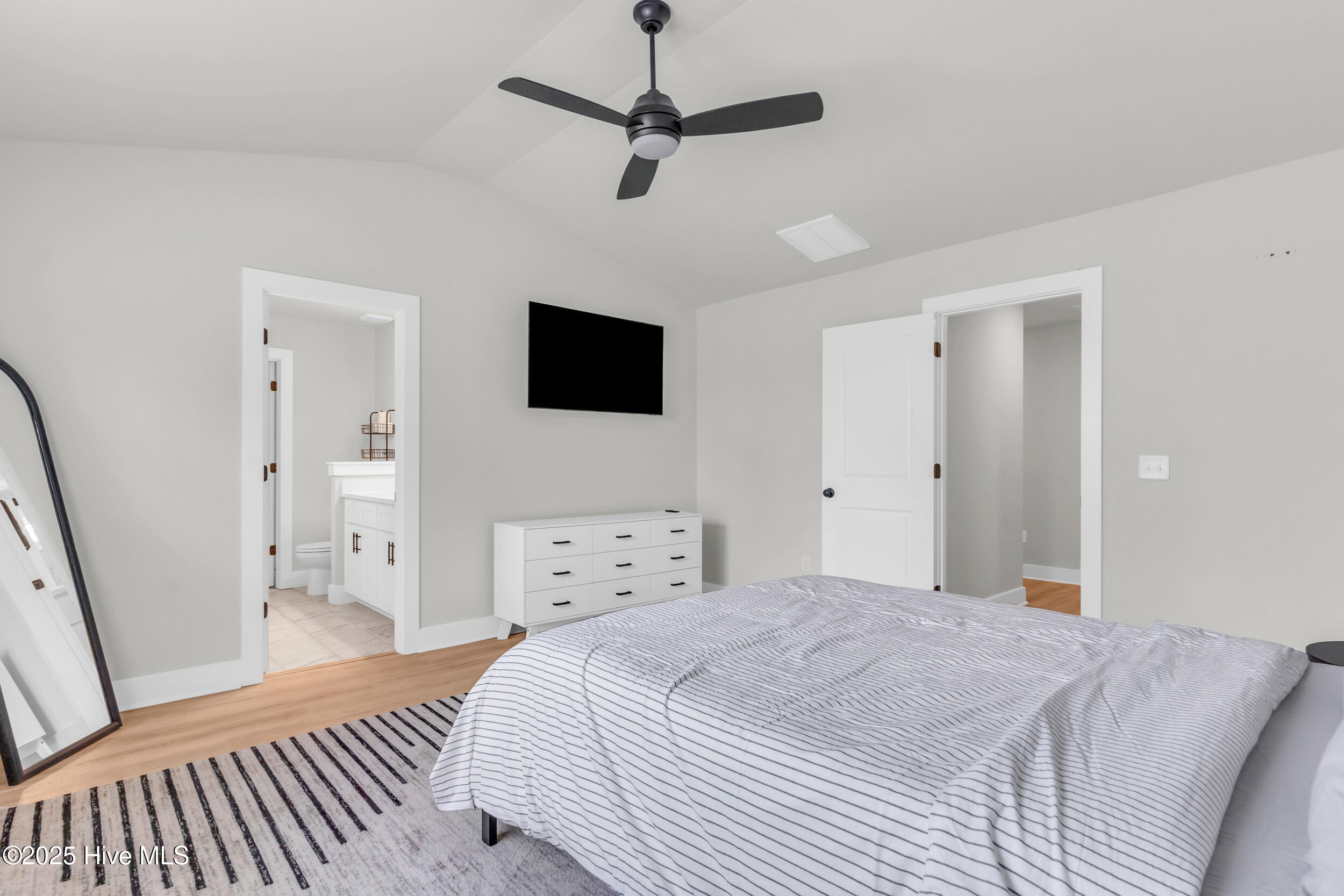 100563674 | Photo 24