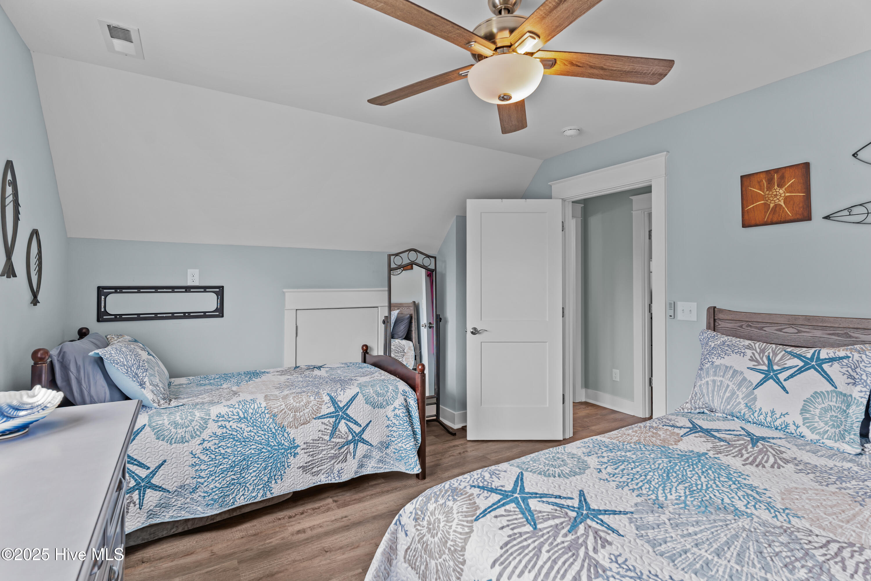 100565995 | Photo 22