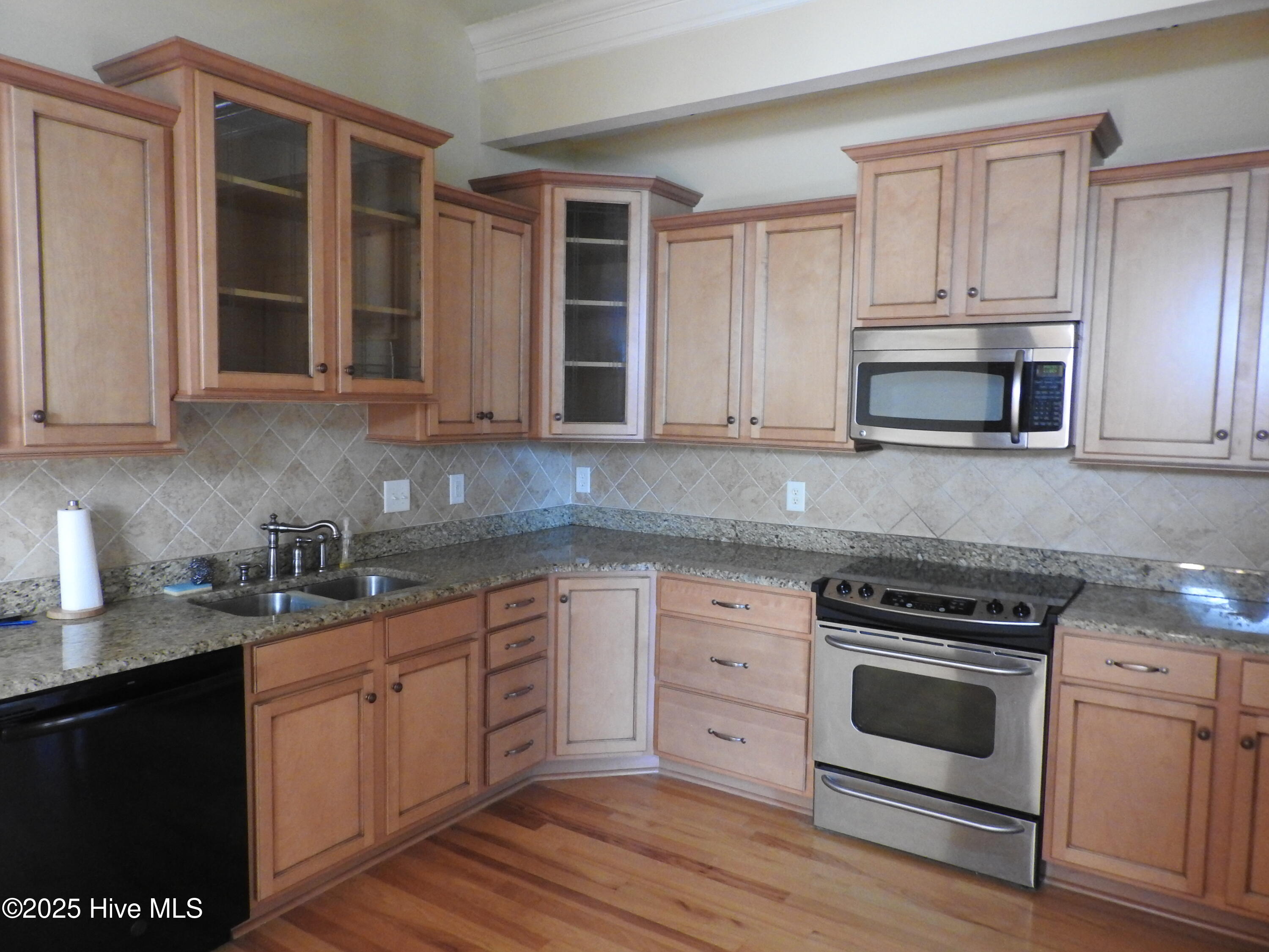 100520083 | Photo 13