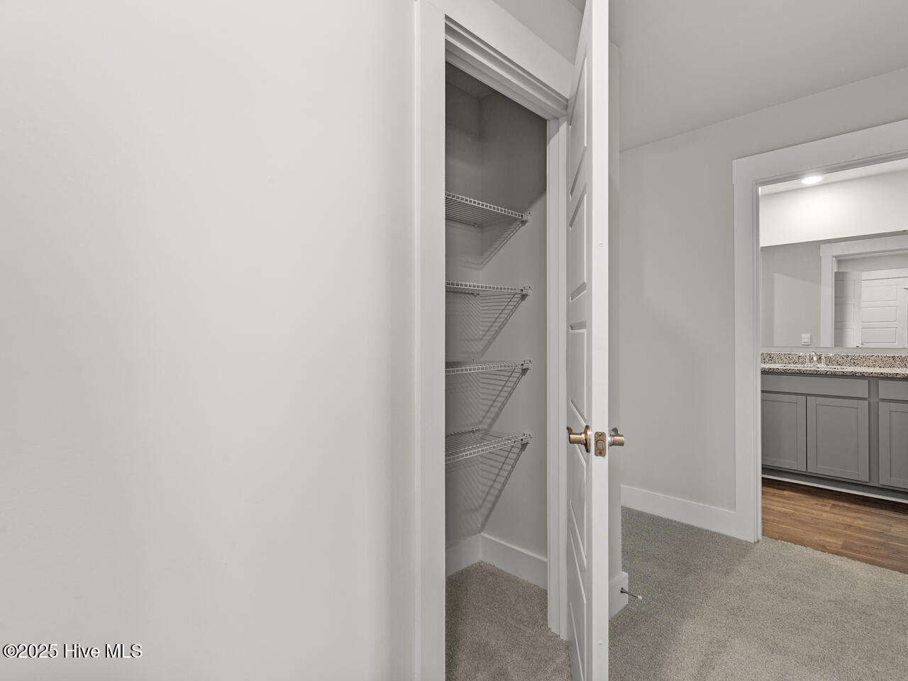 100549147 | Photo 32