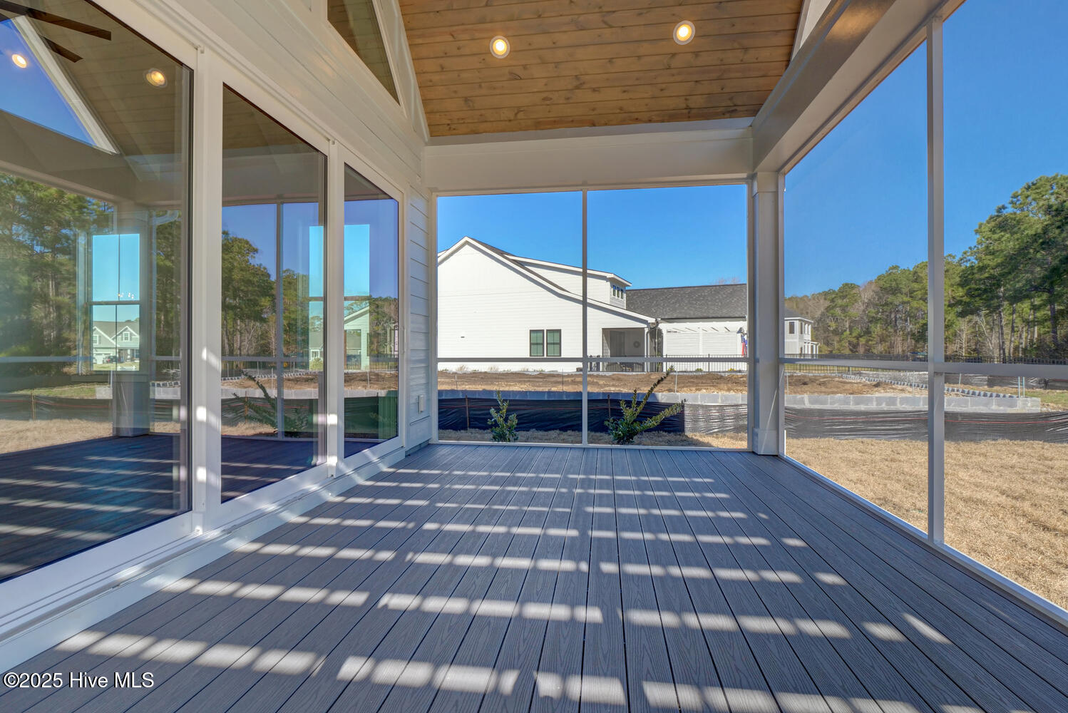 100545605 | Photo 46