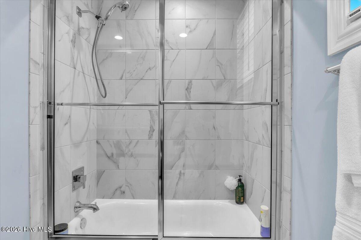 100562728 | Photo 61