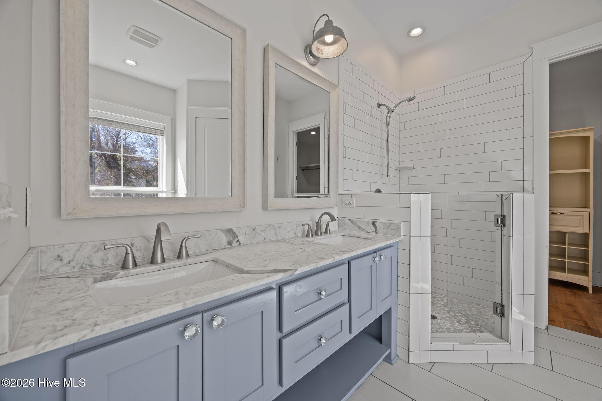 100558576 | Photo 17