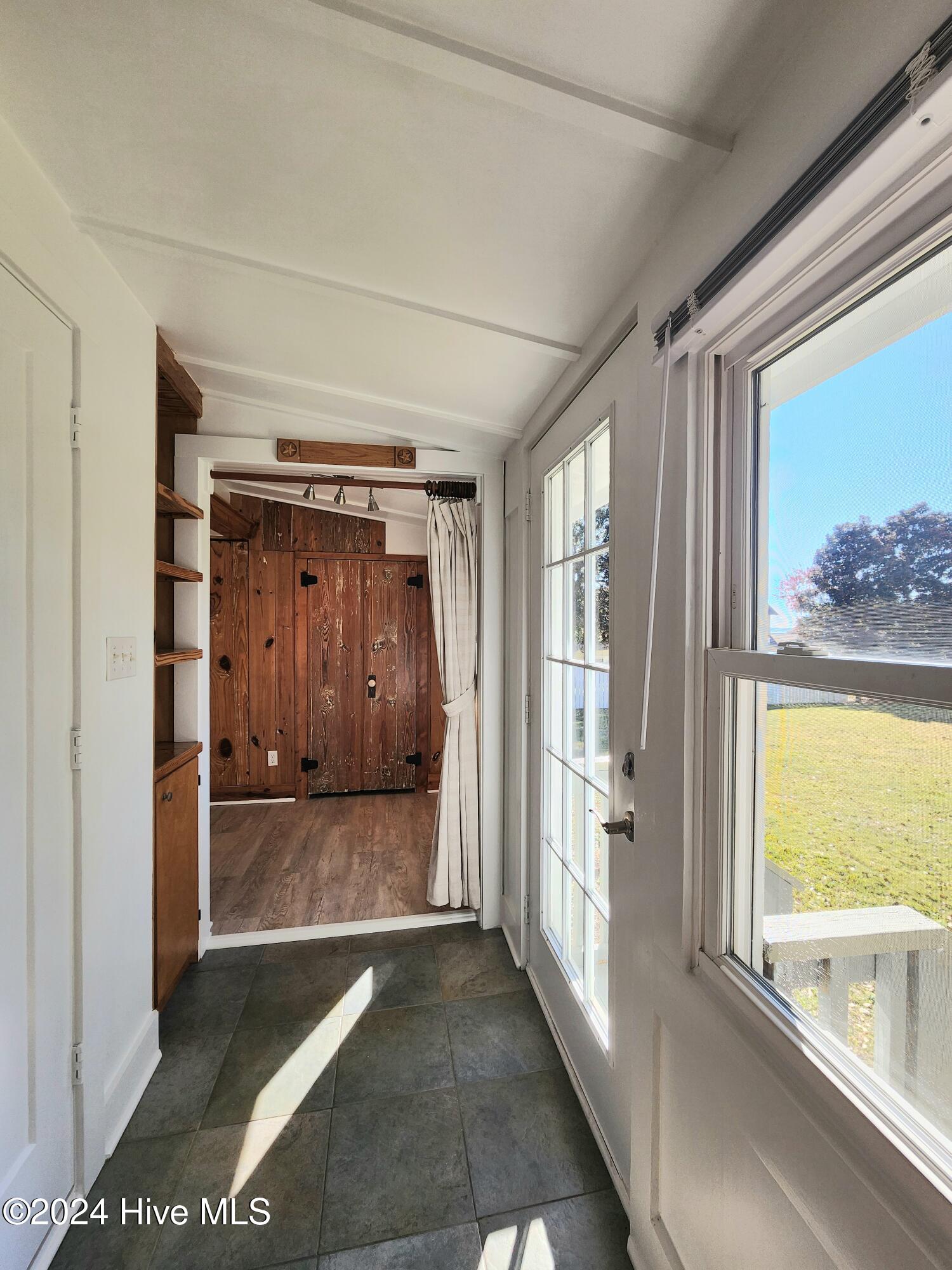 100570380 | Photo 21