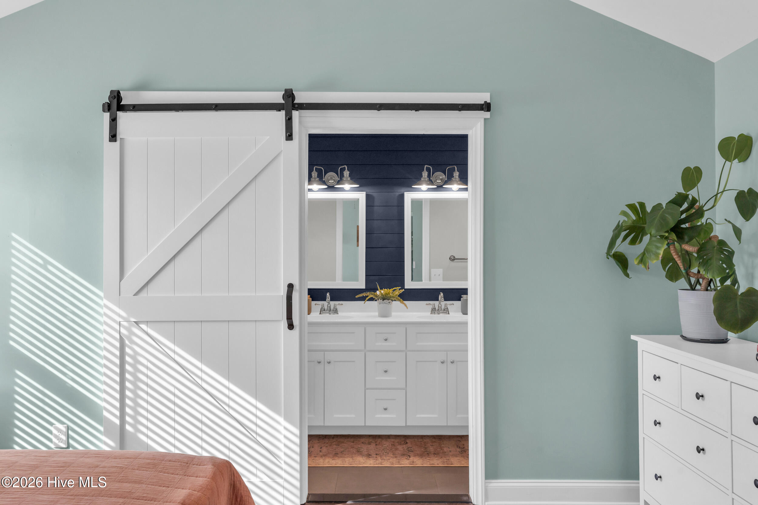 100548167 | Photo 24