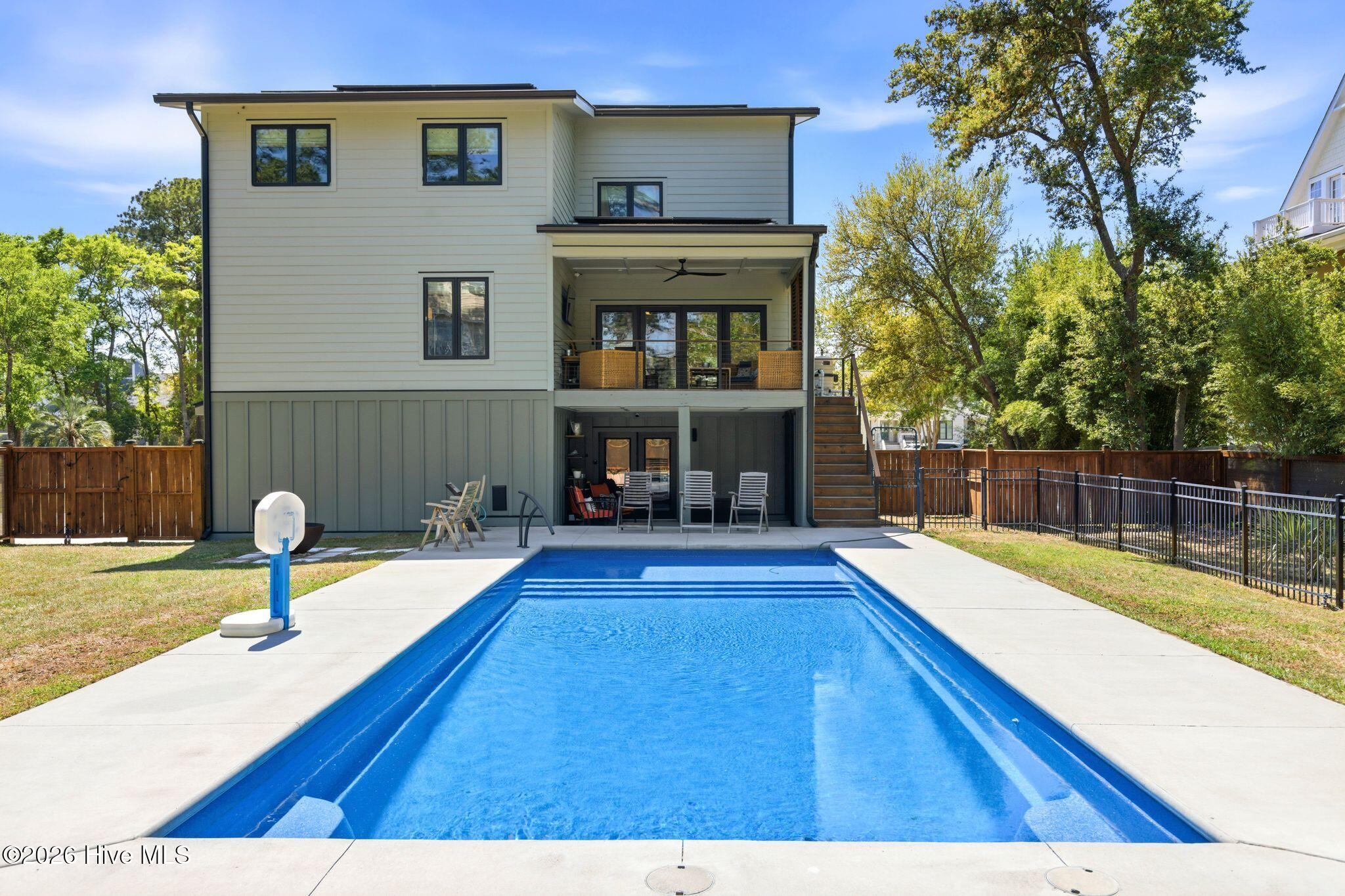 100568012 | Photo 82