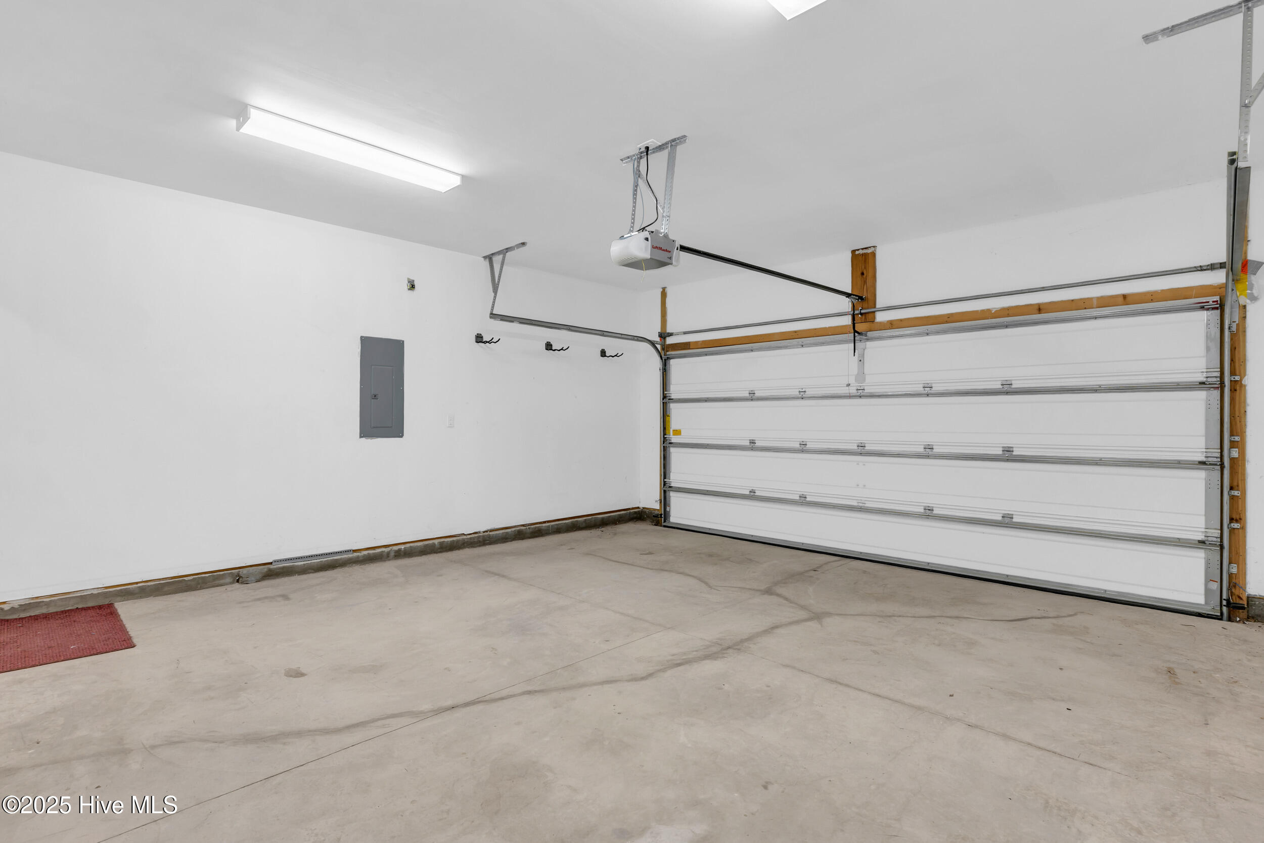 100546180 | Photo 25