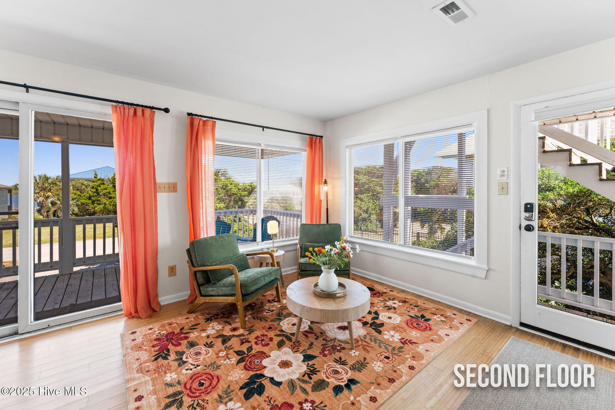 100532124 | Photo 47