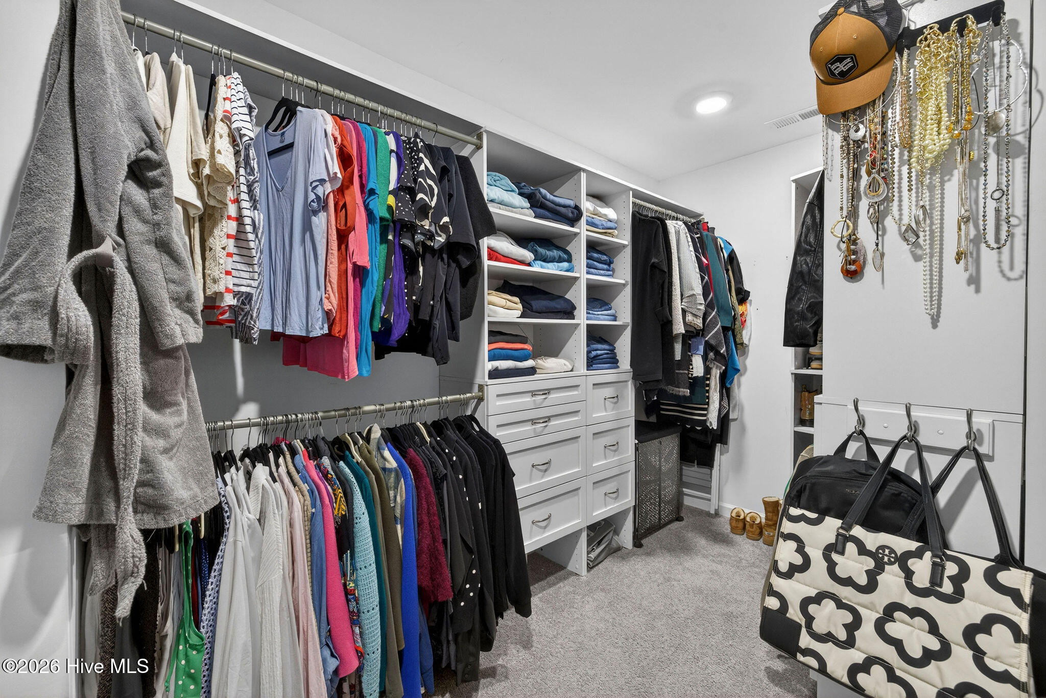 100569620 | Photo 22