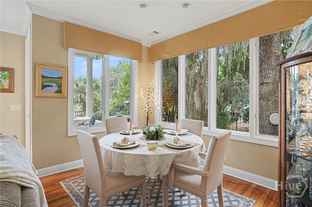Eat in kitchen area