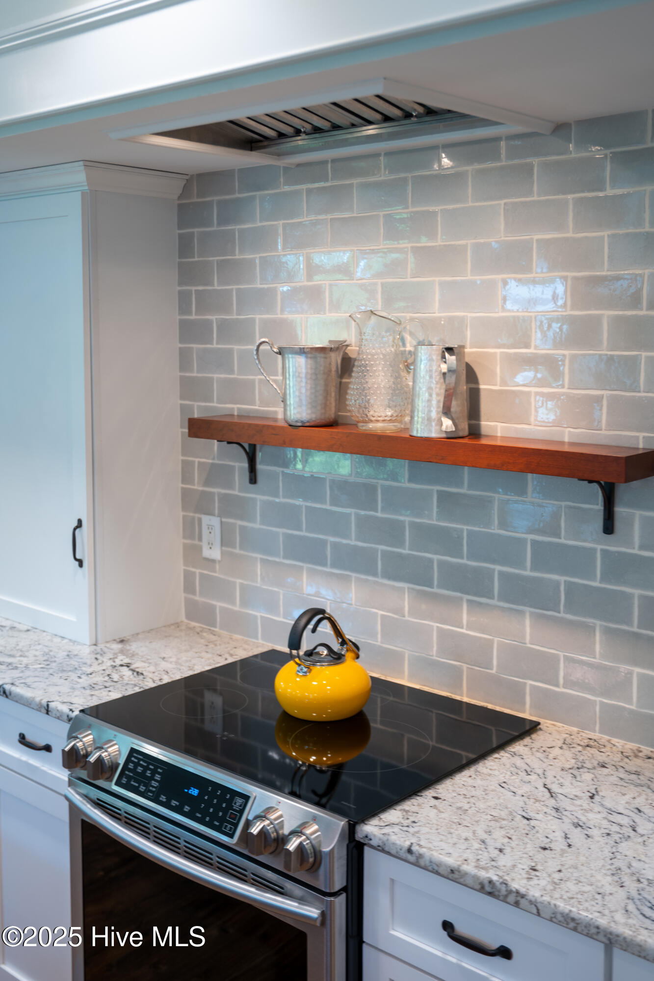 100522220 | Photo 27