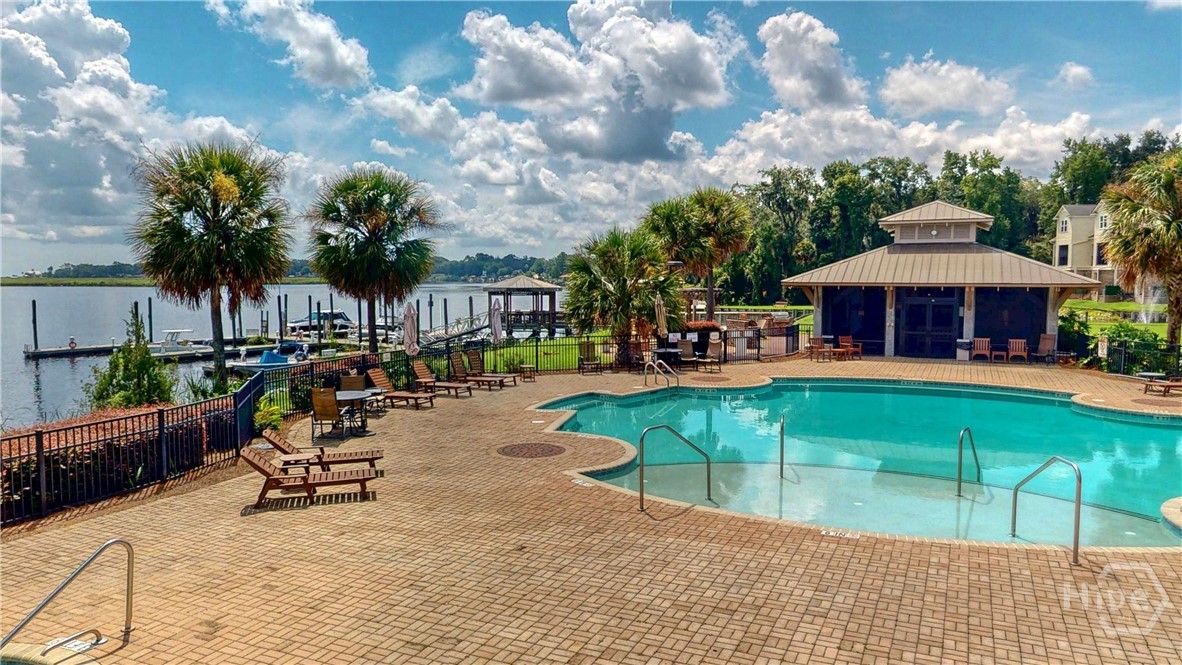 It is only a short distance to the beautiful swimming pool.