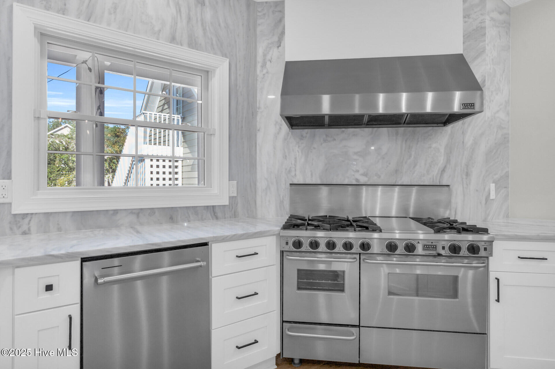 100532167 | Photo 18