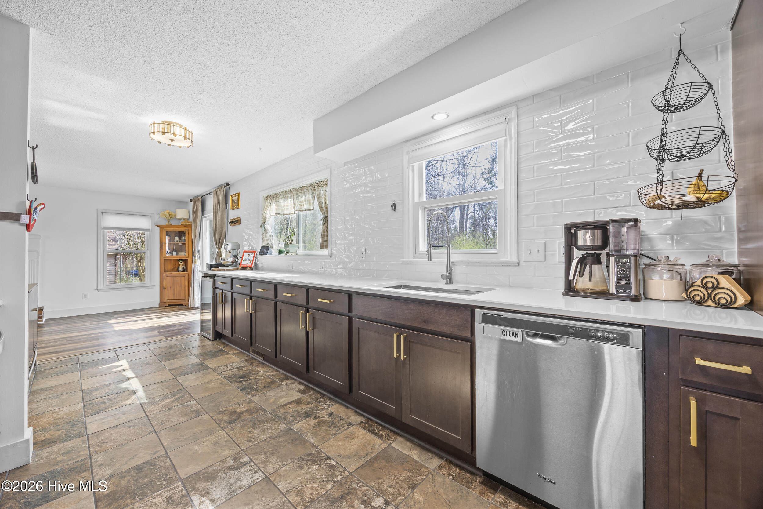 100560649 | Photo 15