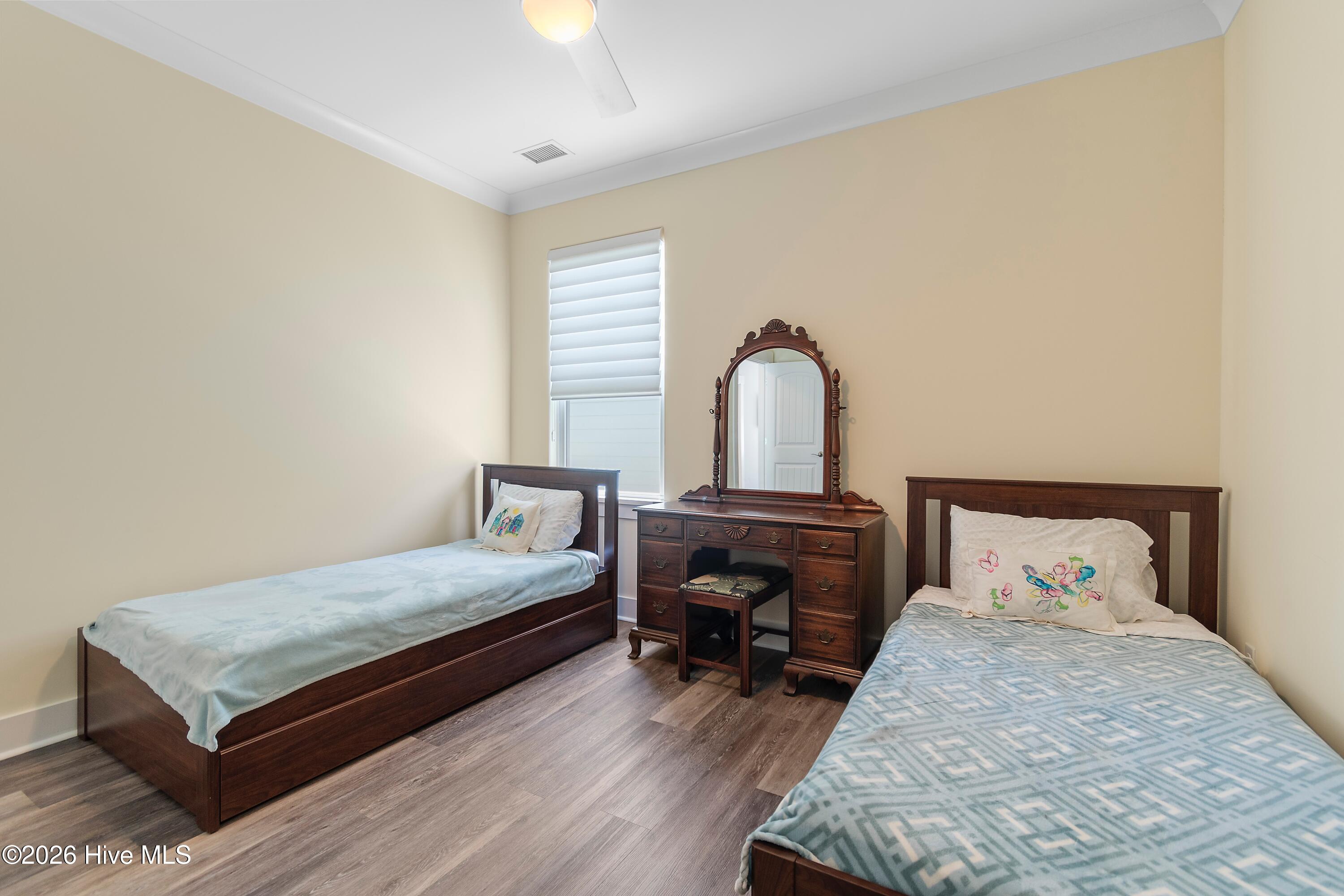 100561295 | Photo 25