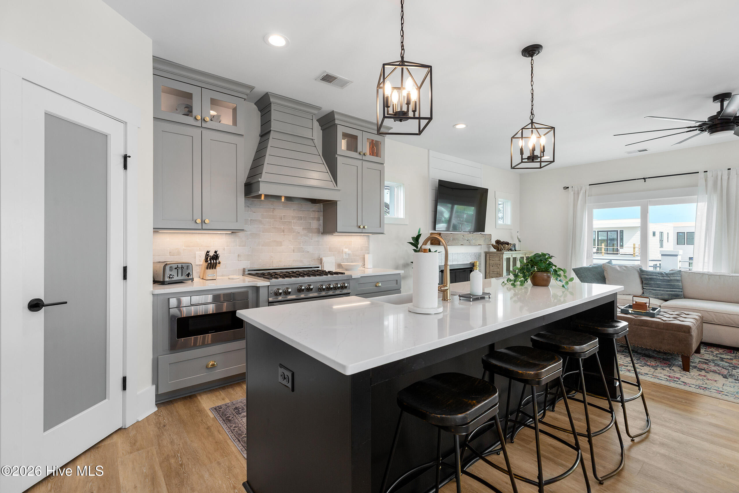 100562975 | Photo 18