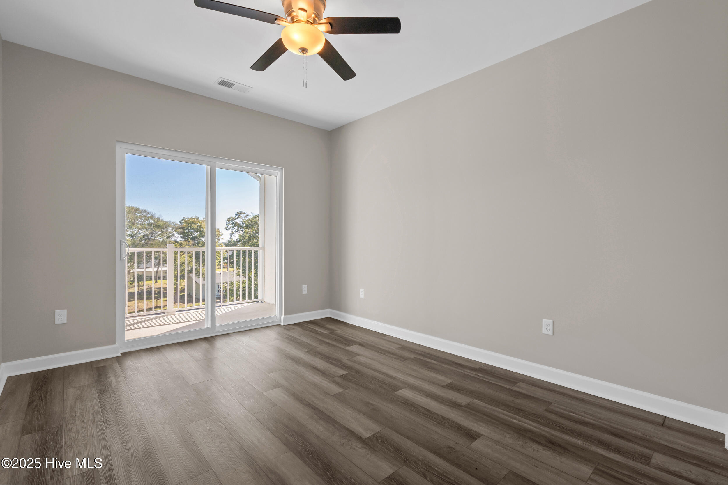 100539009 | Photo 33