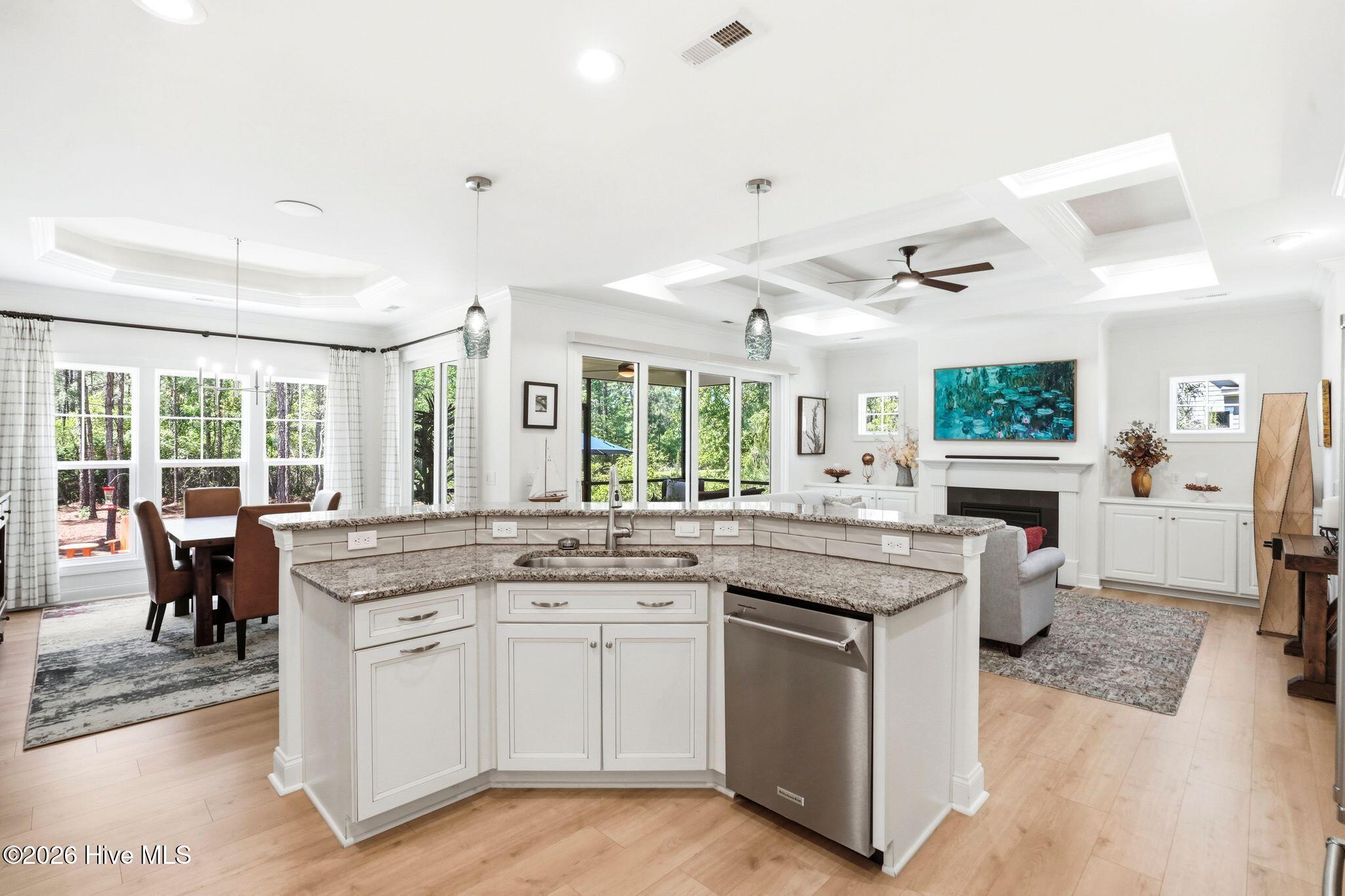 100569004 | Photo 25