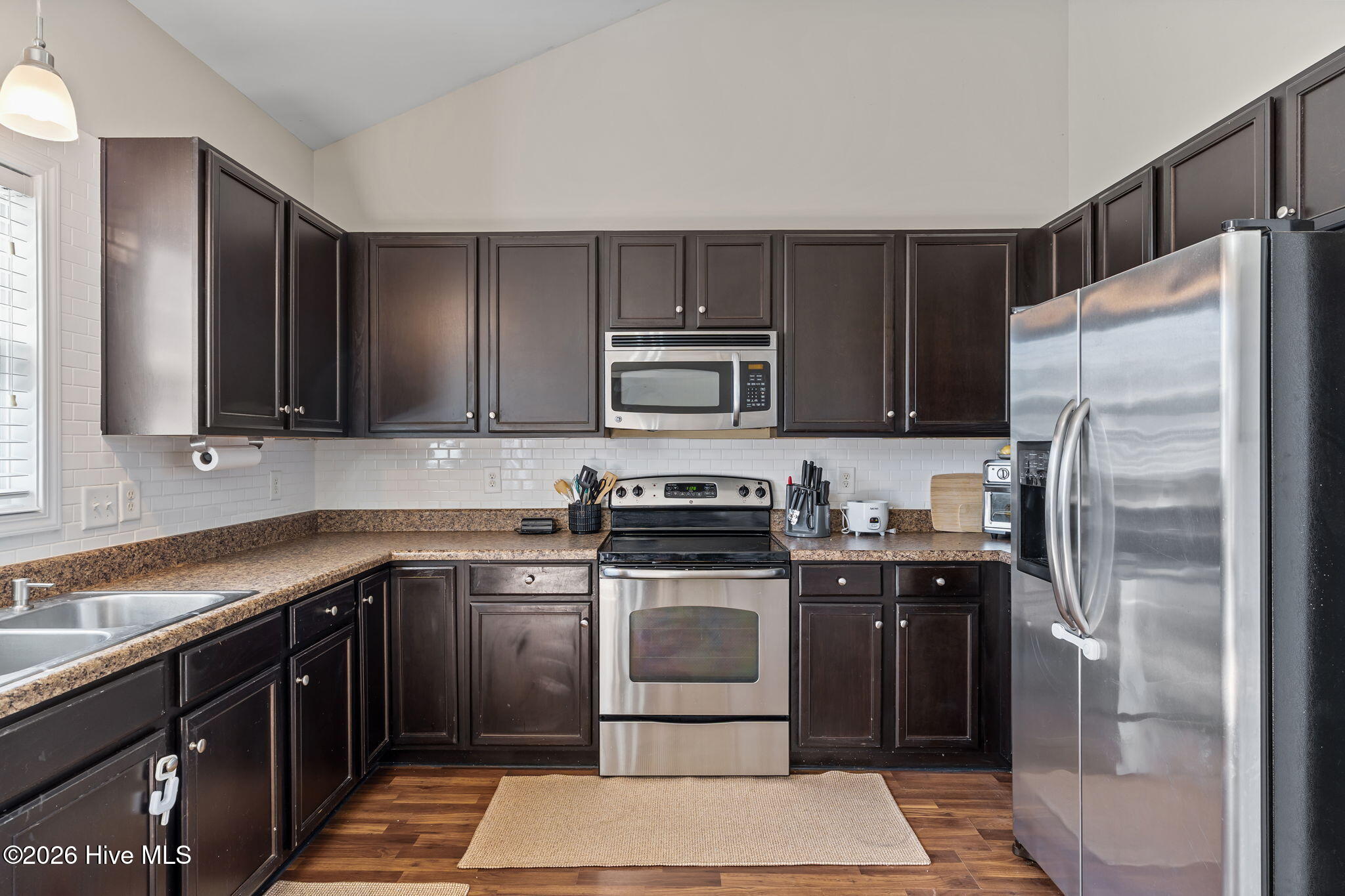 100561323 | Photo 12