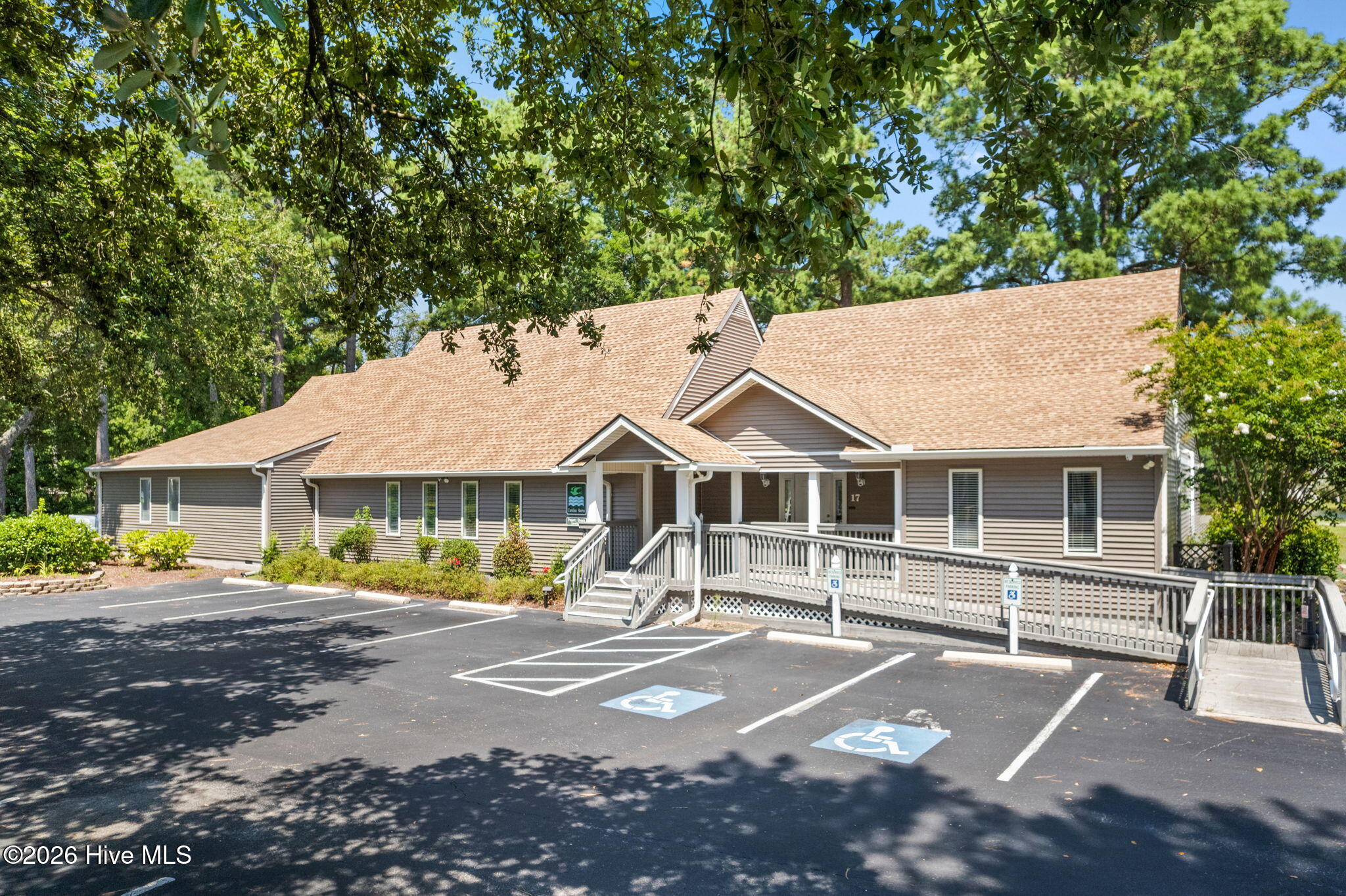 100564261 | Photo 42