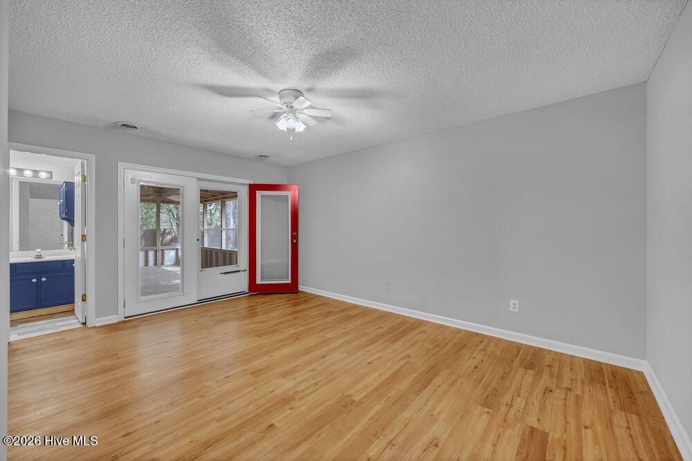 100570351 | Photo 18