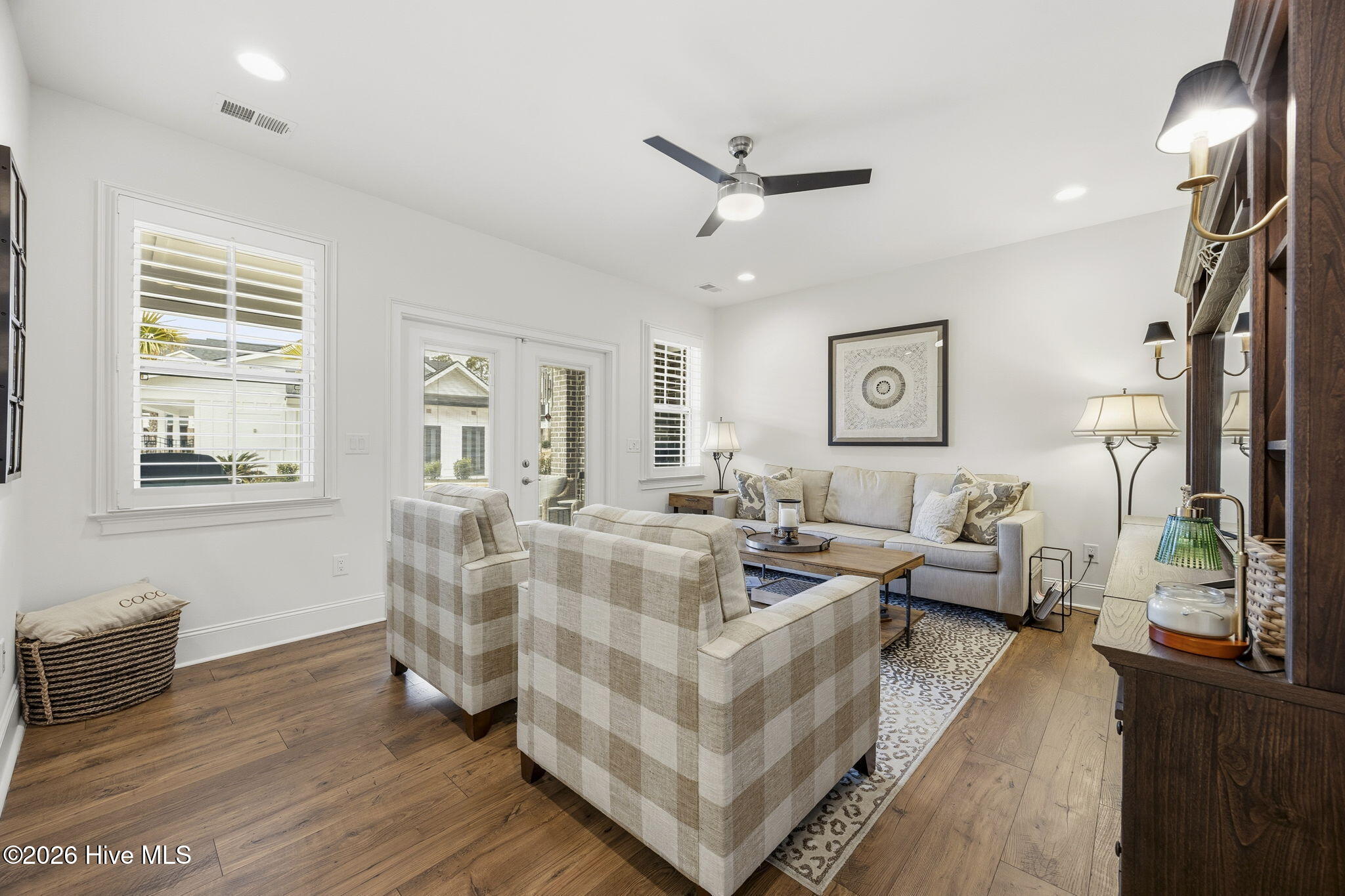 100553827 | Photo 38