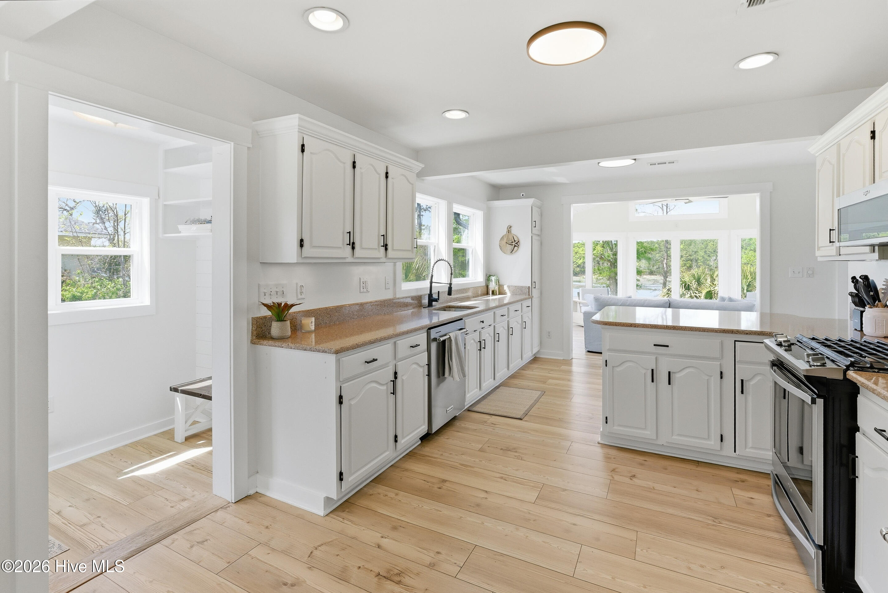 100556349 | Photo 18