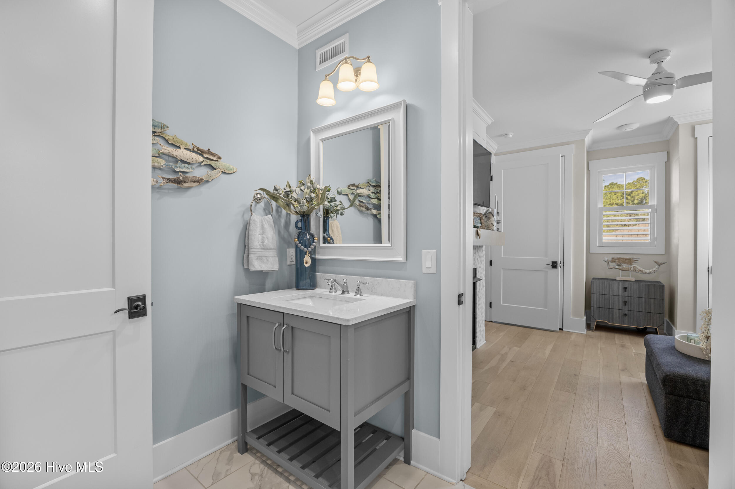 100527990 | Photo 46