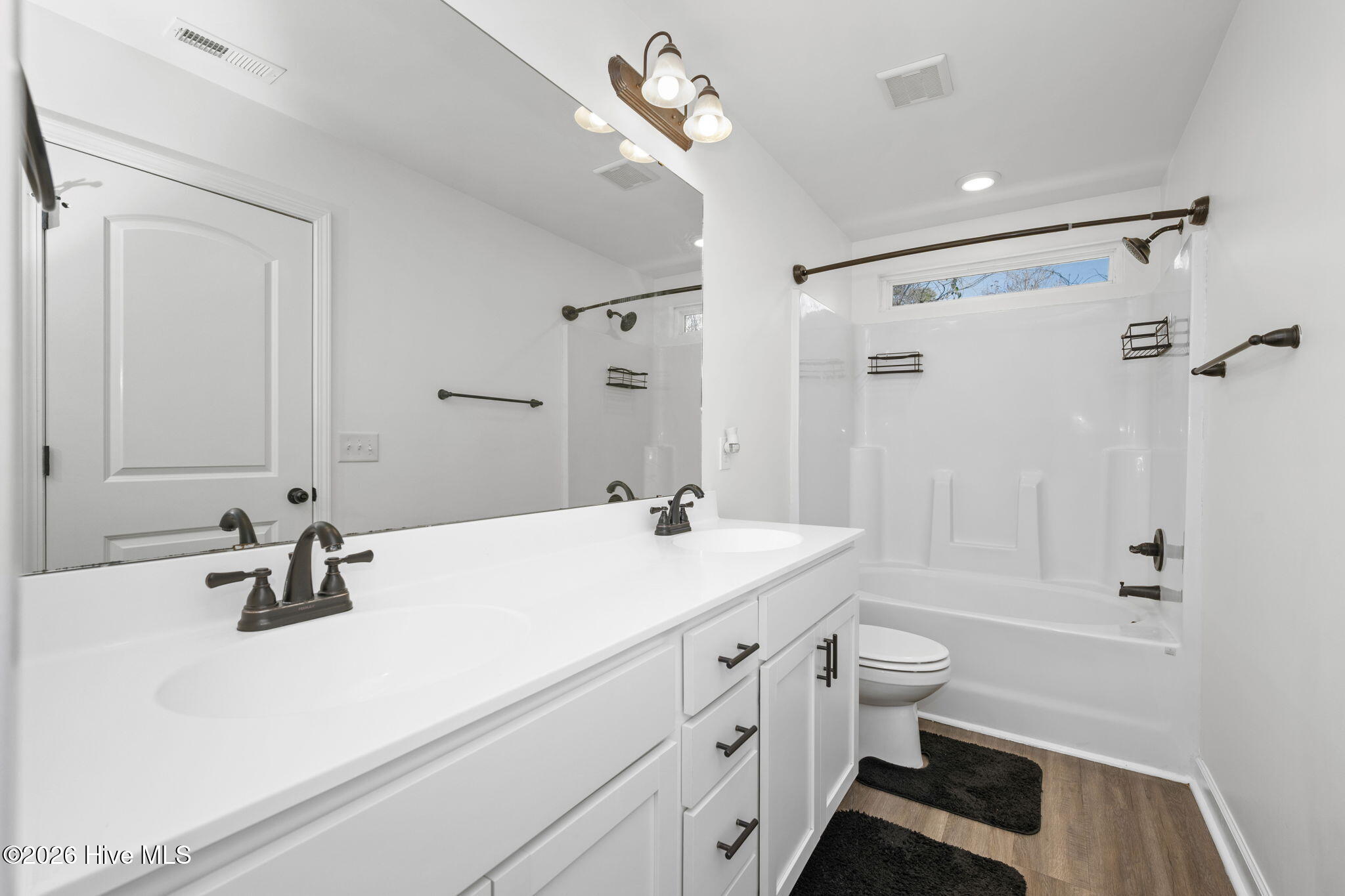 100547697 | Photo 33