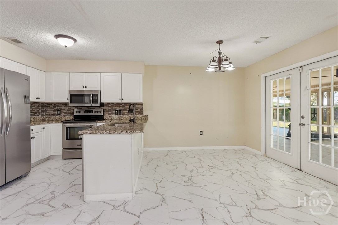 Kitchen / breakfast room opens to climate controll