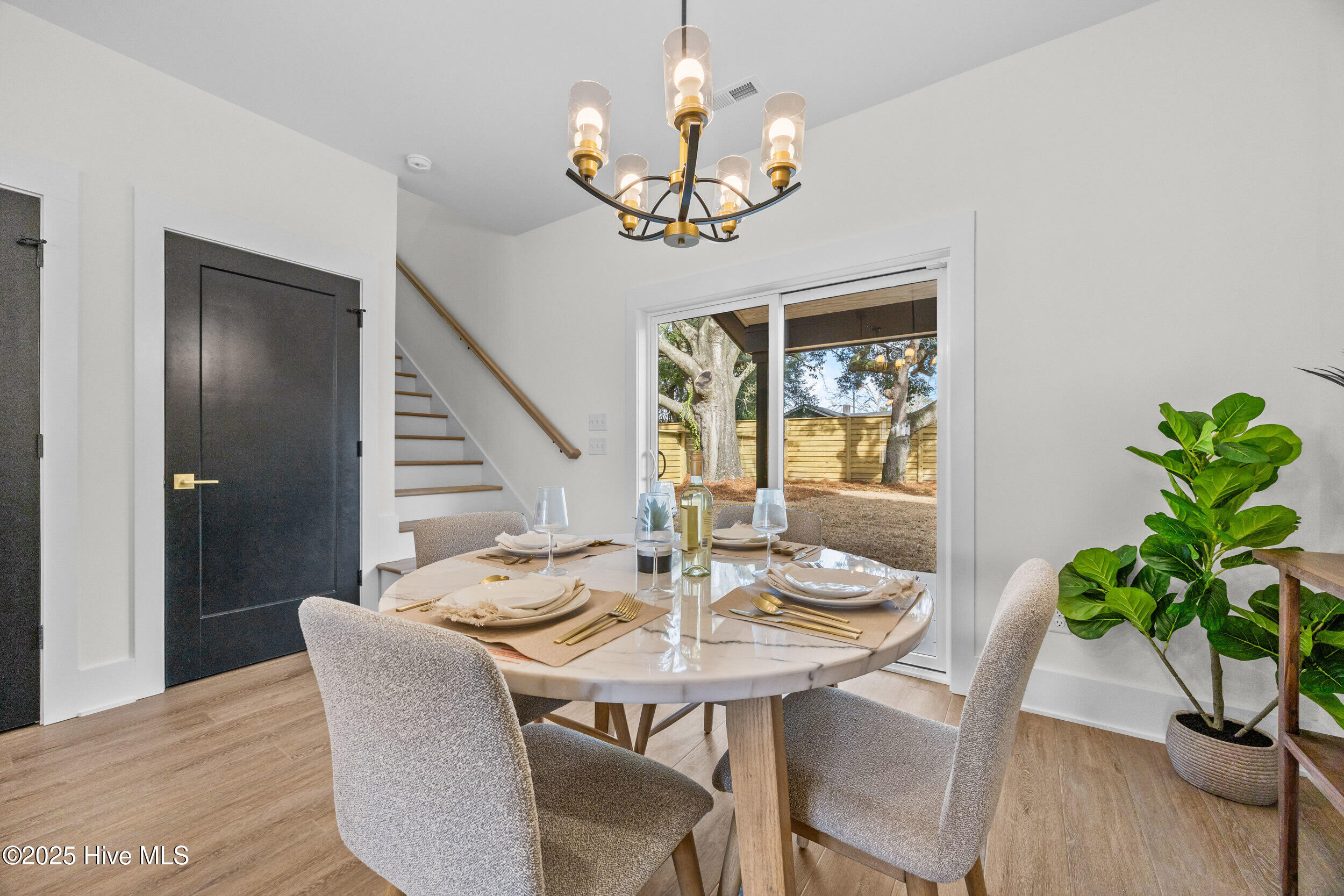 100557890 | Photo 20