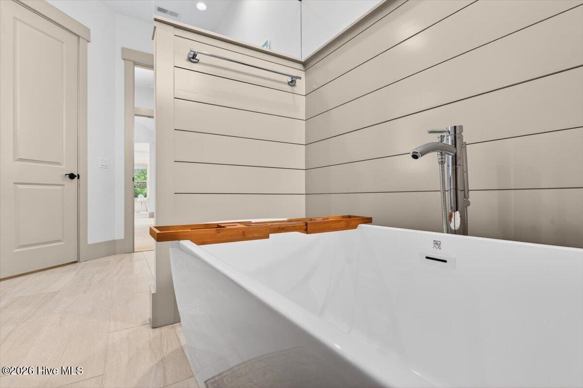 100549175 | Photo 19