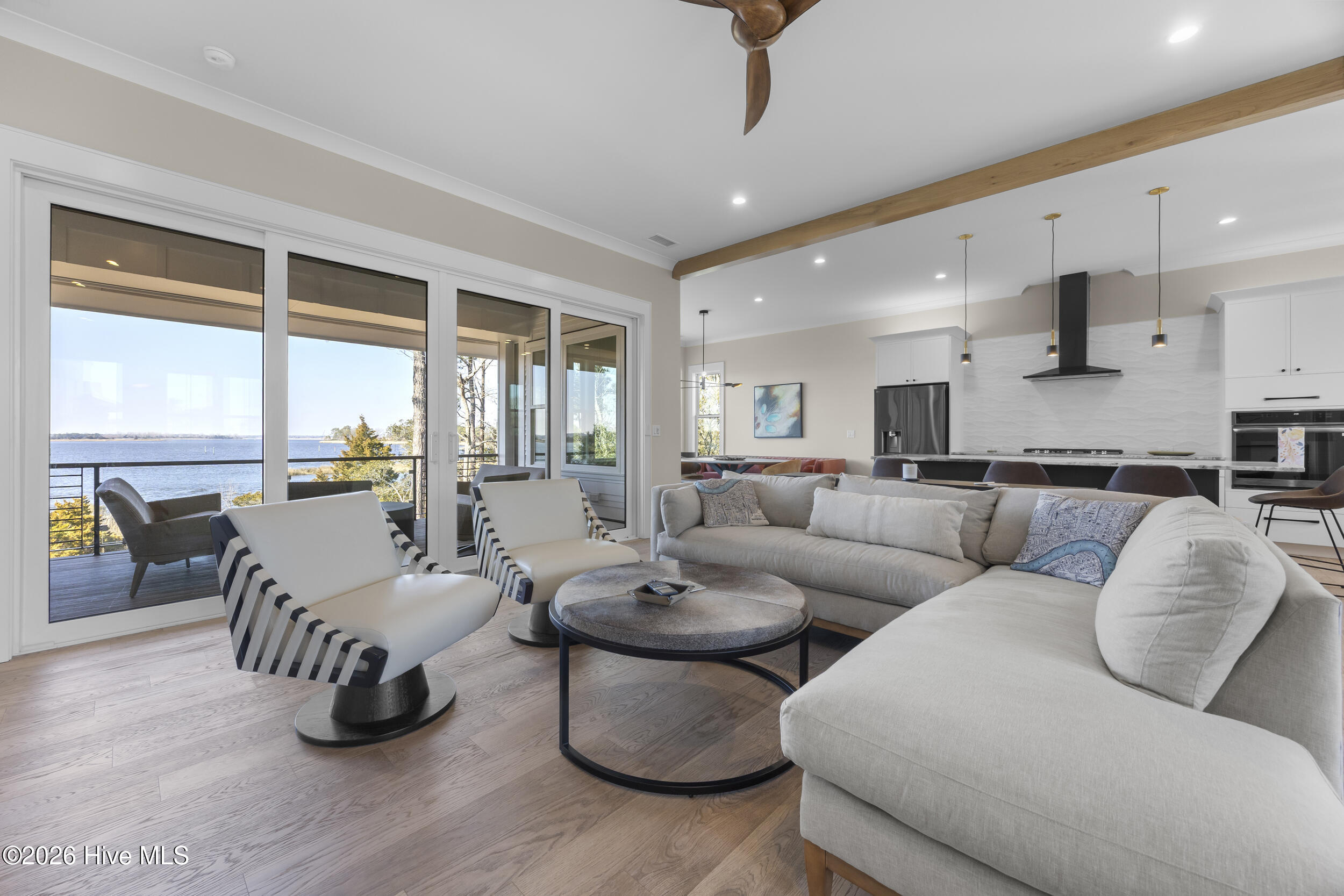 100553352 | Photo 23