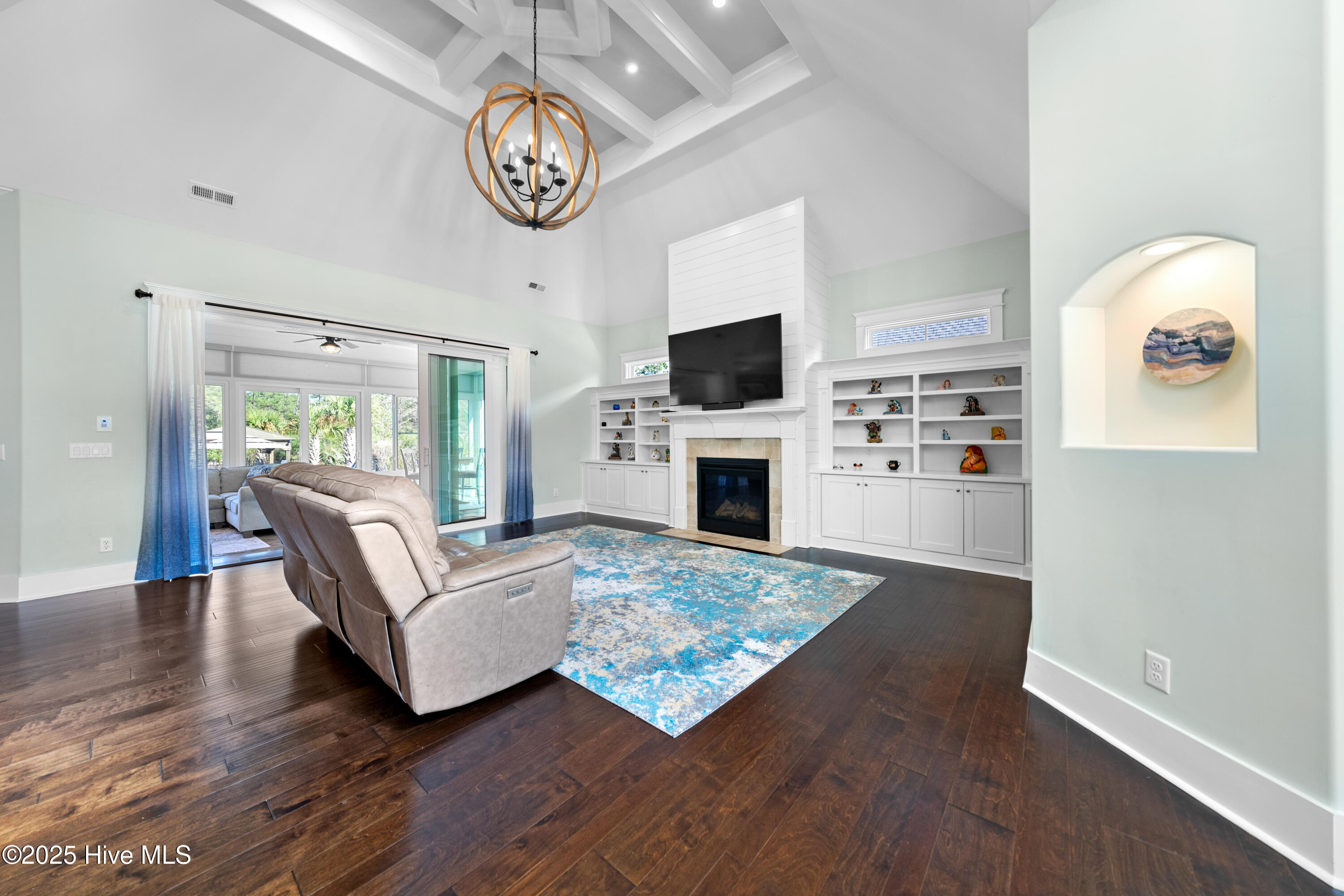 100494528 | Photo 19