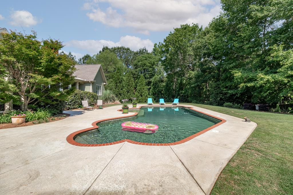 Rear View of Property & pool